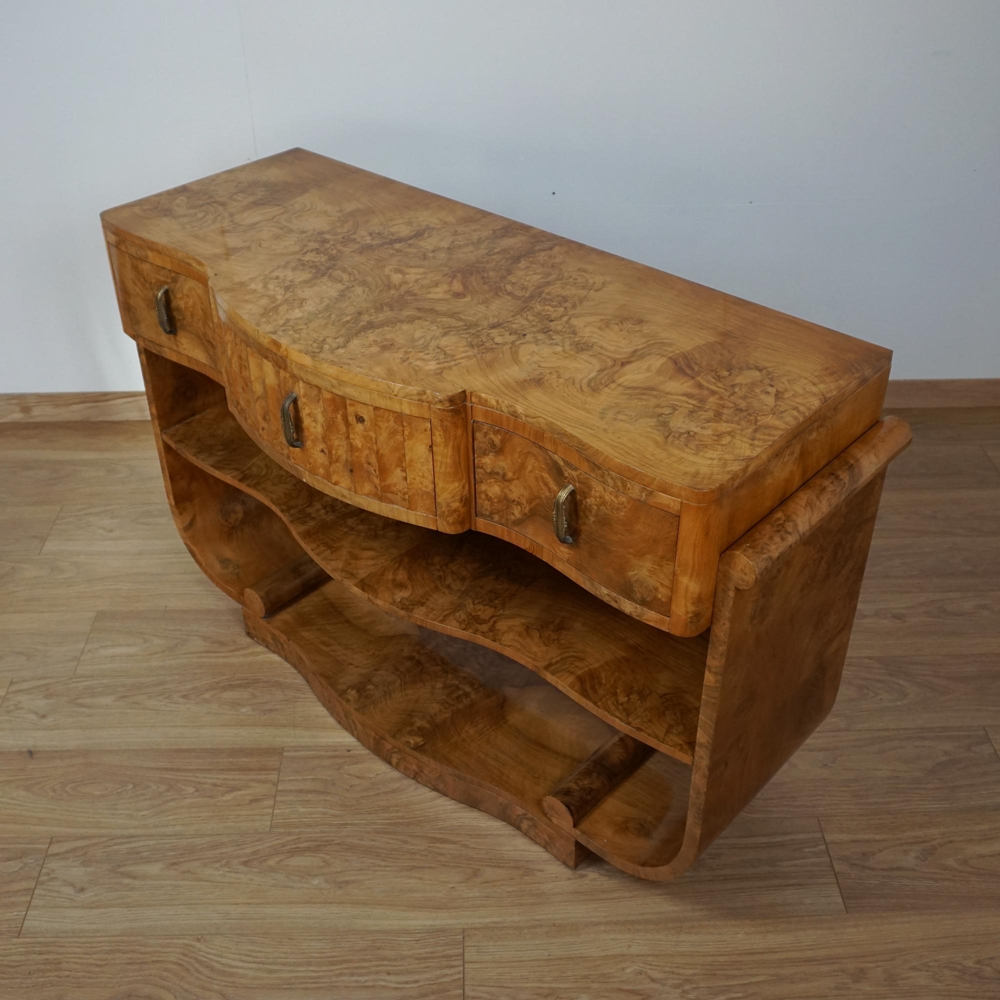 Hervorragende Anrichte/Konsoltisch aus Wurzelnussholz im Art-Deco-Stil (Walnuss)