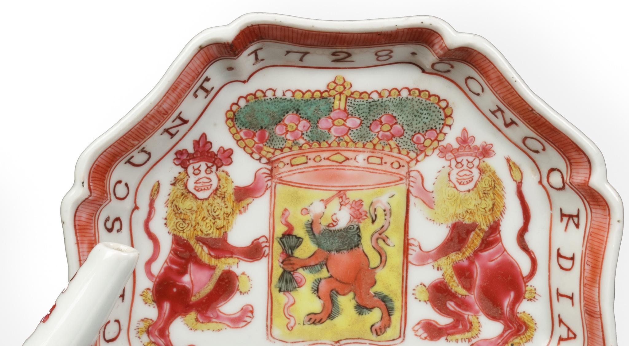 Chine, vers 1730

Porcelaine décorée en émaux rose, jaune et bleu-vert tendre, sur un bouclier un lion rampant couronné, tenant dans sa patte gauche un faisceau de sept flèches symbolisant les sept provinces des Pays-Bas unis, et dans sa patte