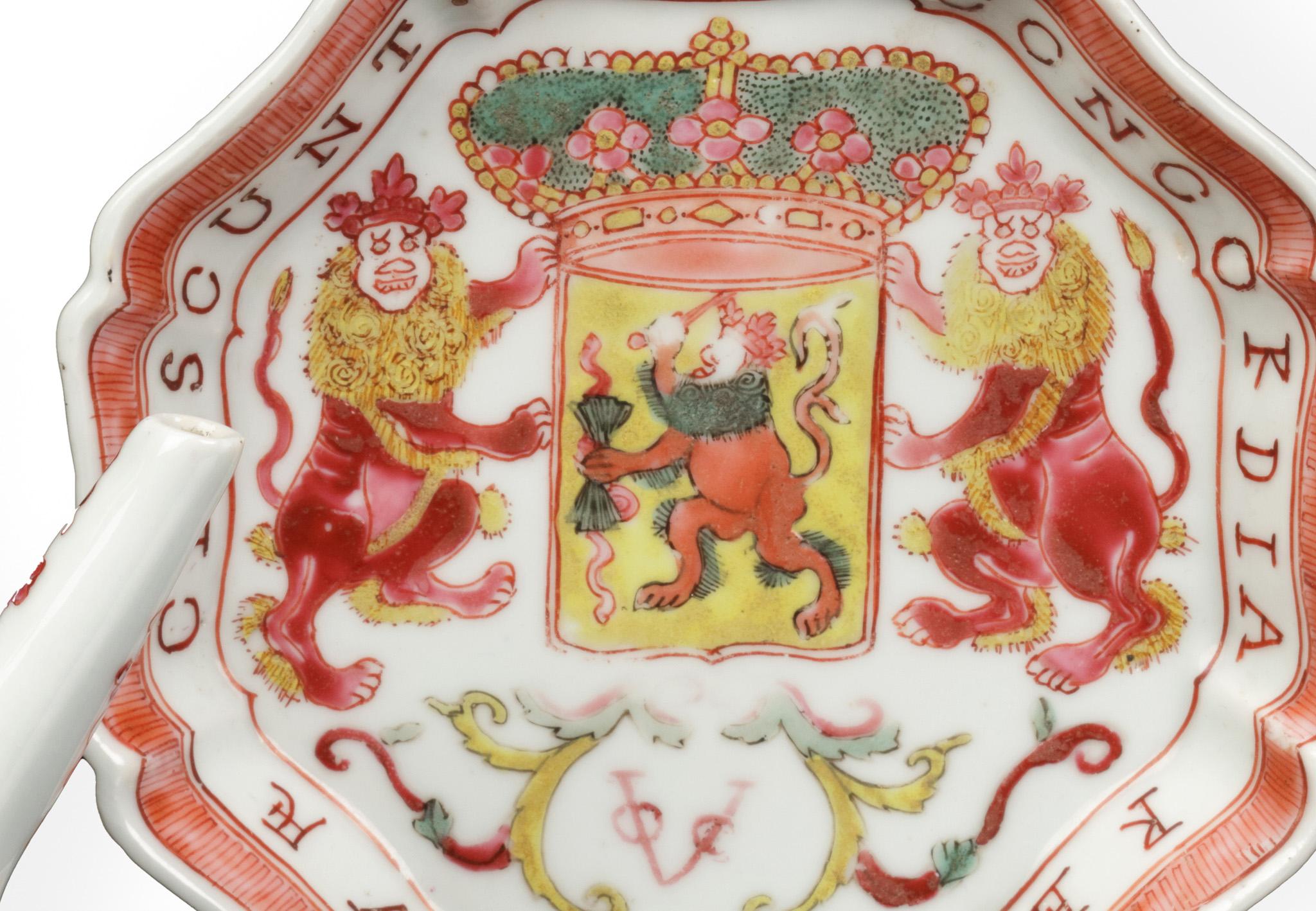 Chinois Superbe théière VOC et soucoupe pattipan en porcelaine rose de la famille chinoise d'exportation en vente