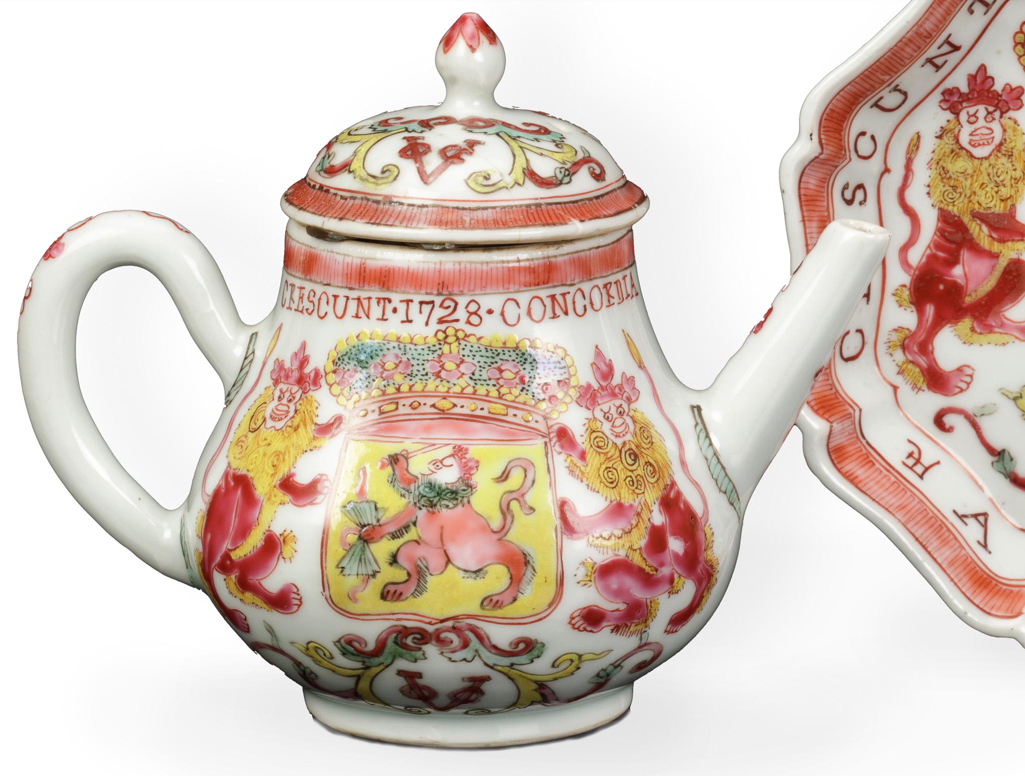 Superbe théière VOC et soucoupe pattipan en porcelaine rose de la famille chinoise d'exportation Bon état - En vente à Amsterdam, NL