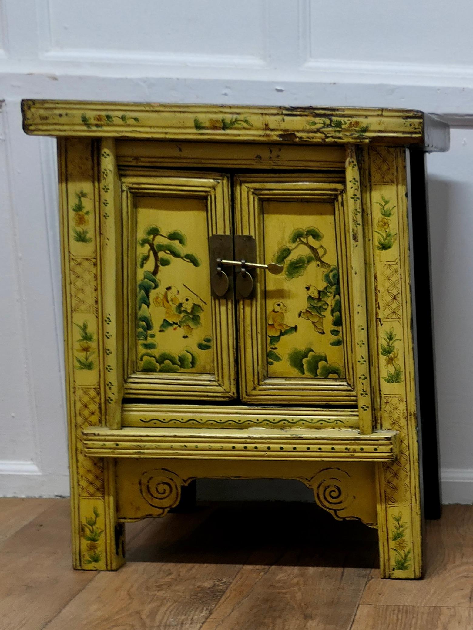 Un magnífico armario decorado con Chinoiserie lacada en crema 

Un excelente ejemplo de decoración chinoiserie con ilustraciones chinas tradicionales en las puertas delanteras paneladas y una sencilla cerradura de pasador 
En el interior hay un