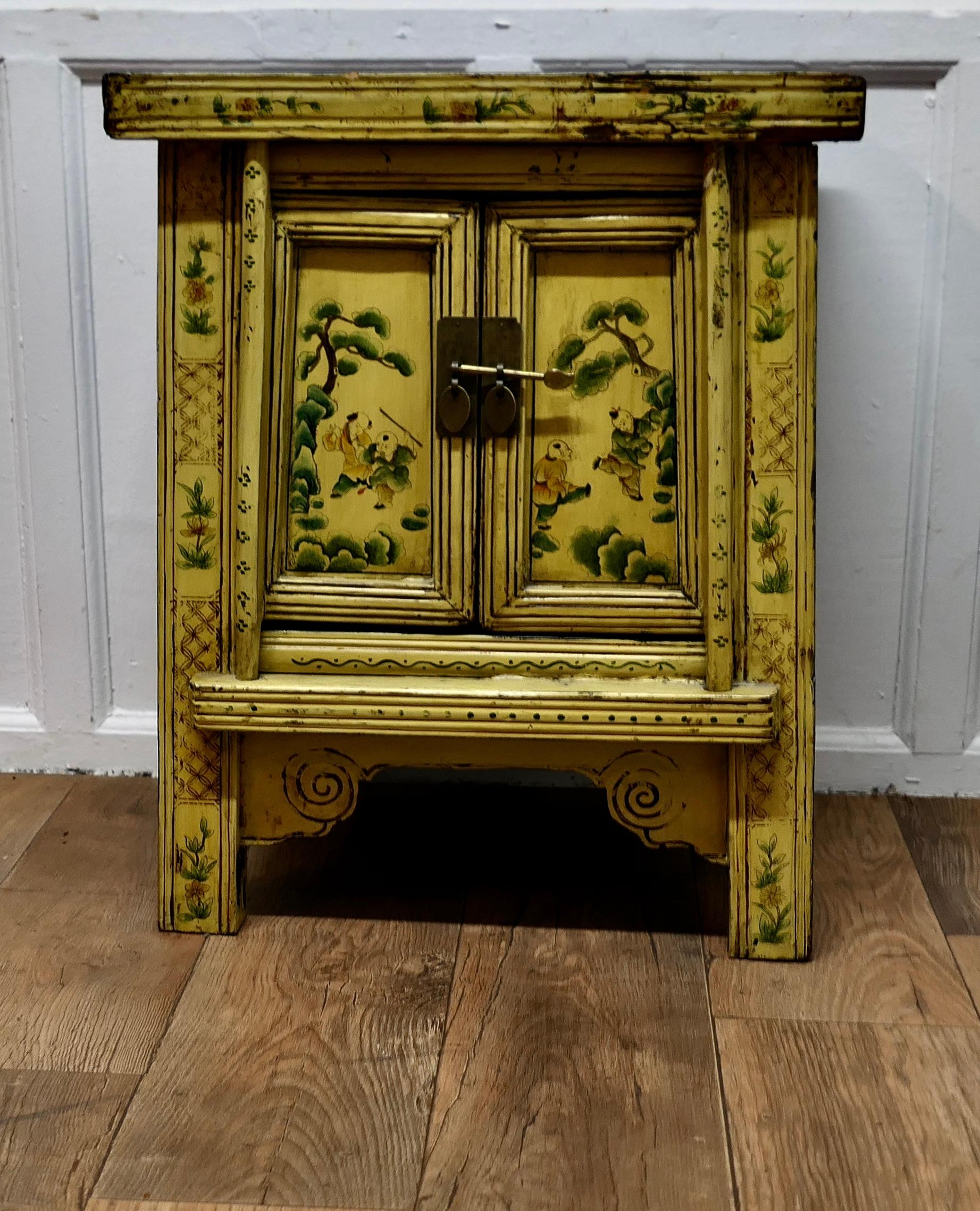 Un magnífico armario decorado con Chinoiserie lacada en crema en Bueno estado para la venta en Godshill, Isle of Wight