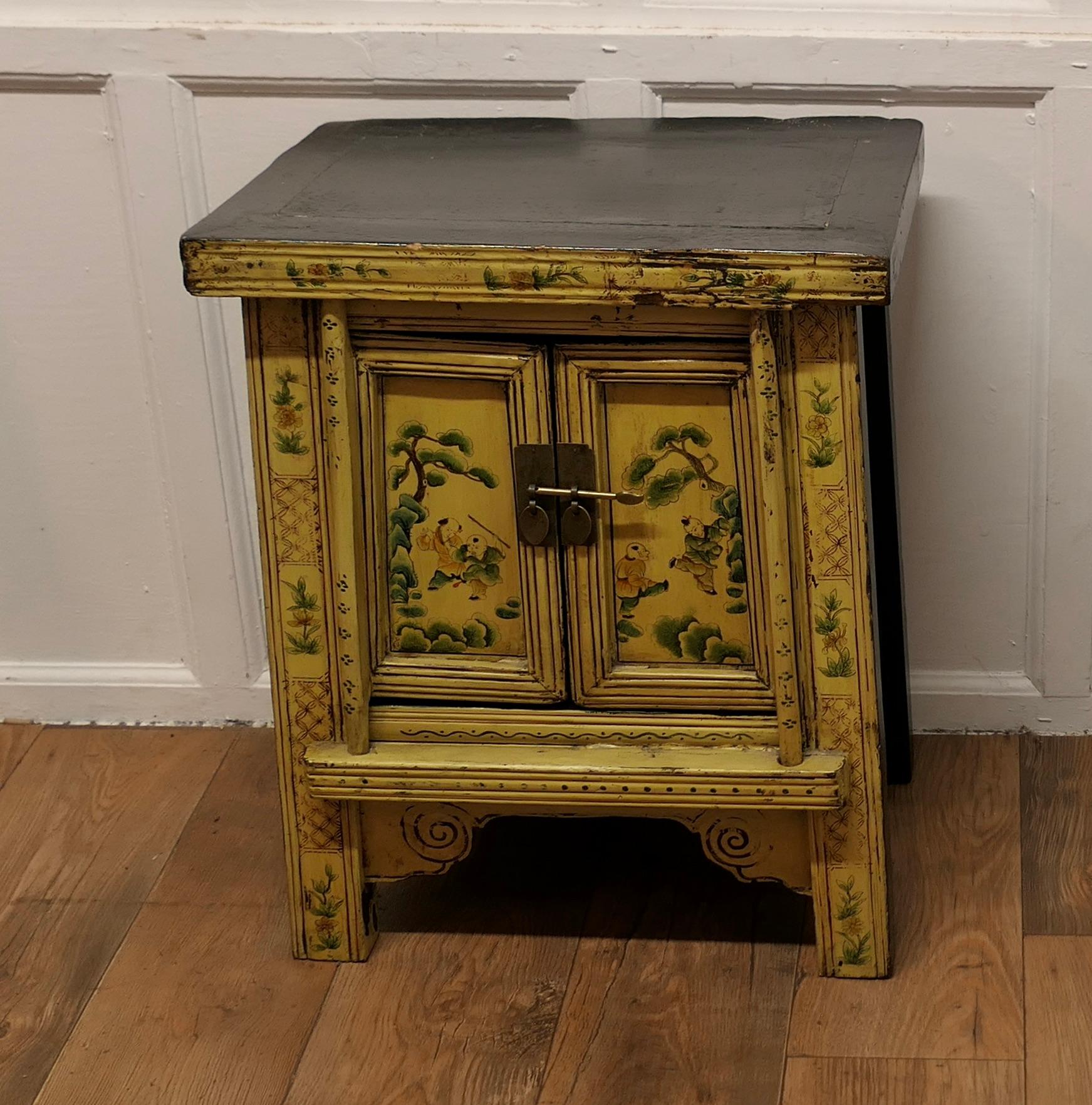 Un magnífico armario decorado con Chinoiserie lacada en crema principios del siglo XX en venta