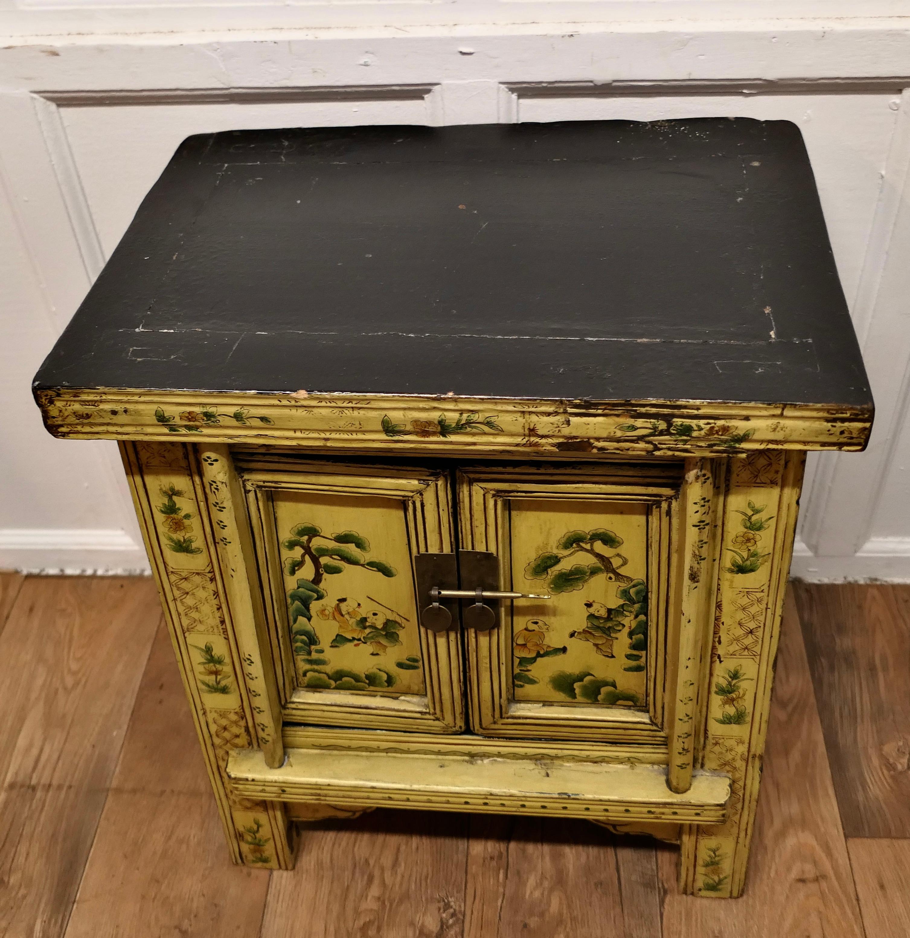 Un magnífico armario decorado con Chinoiserie lacada en crema Laca en venta