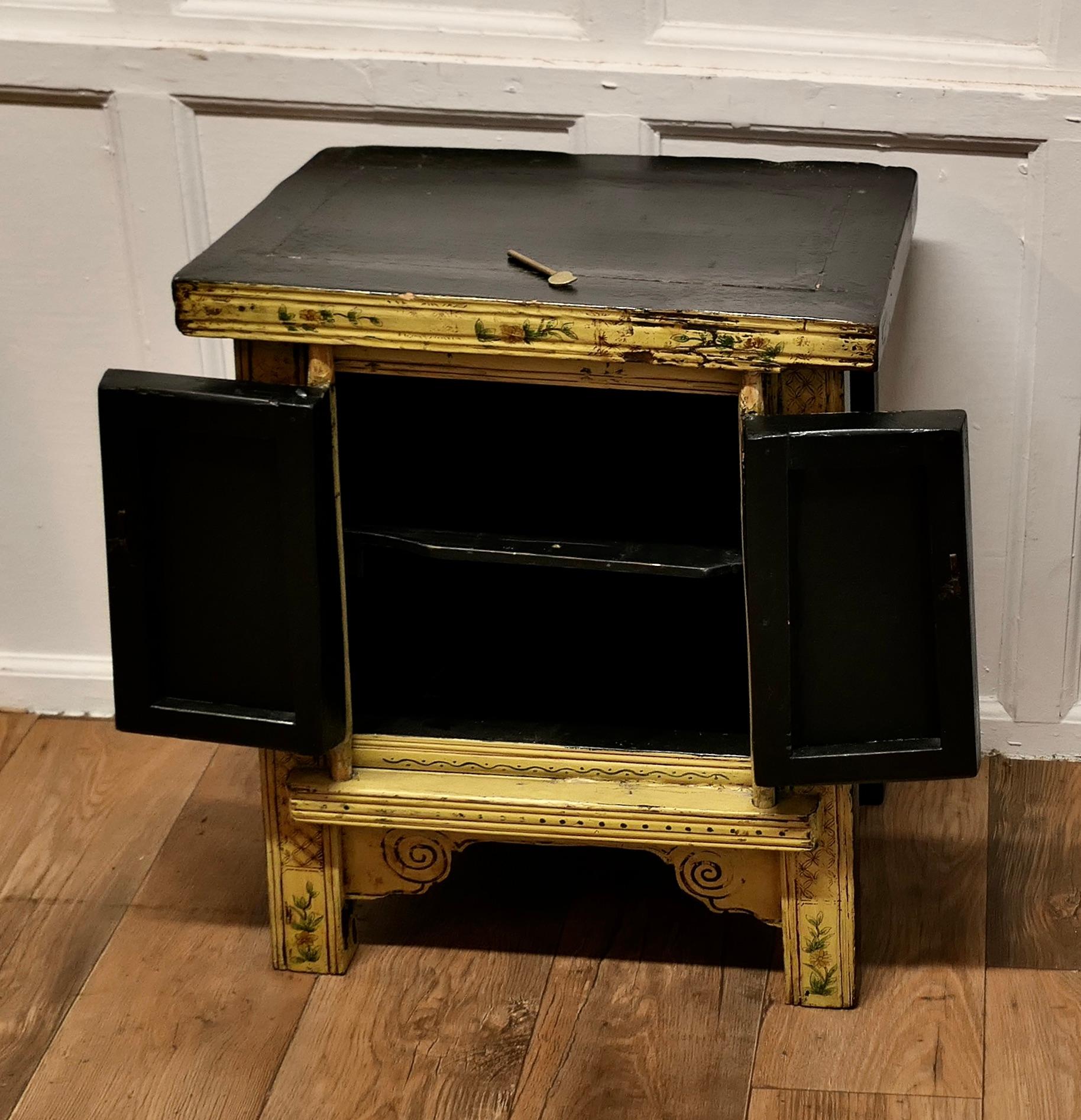 Un magnífico armario decorado con Chinoiserie lacada en crema en venta 1
