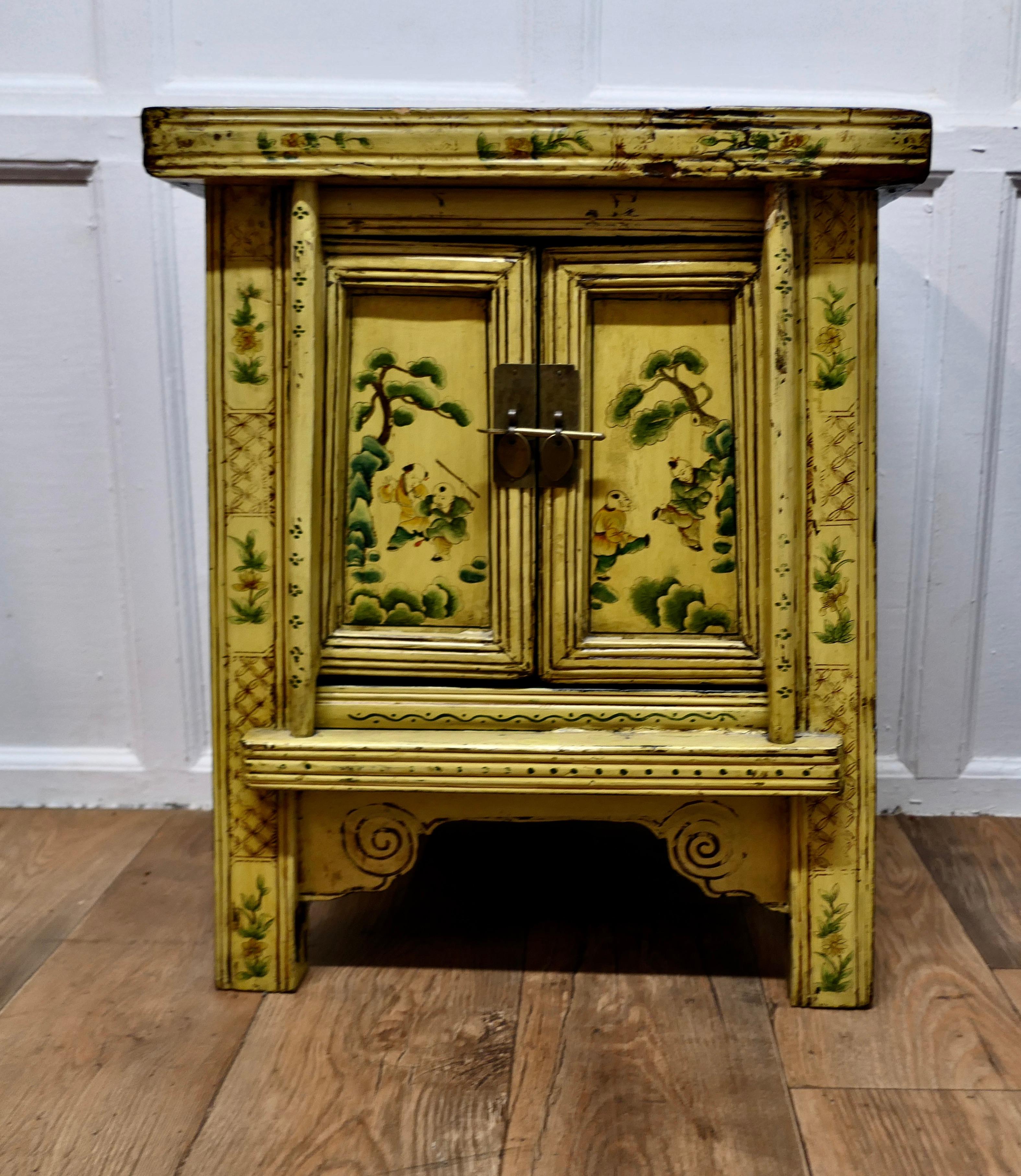 Un magnífico armario decorado con Chinoiserie lacada en crema en venta 2