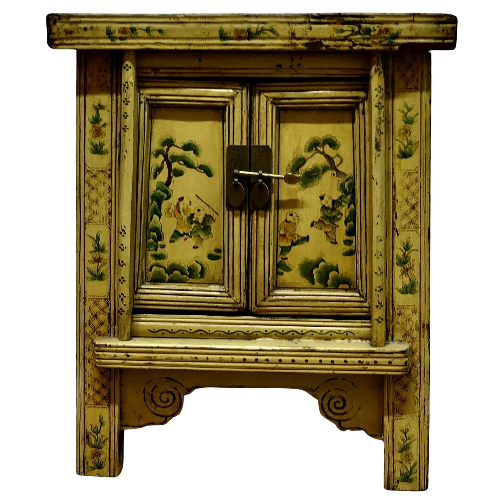 Superbe armoire laquée crème décorée de chinoiseries