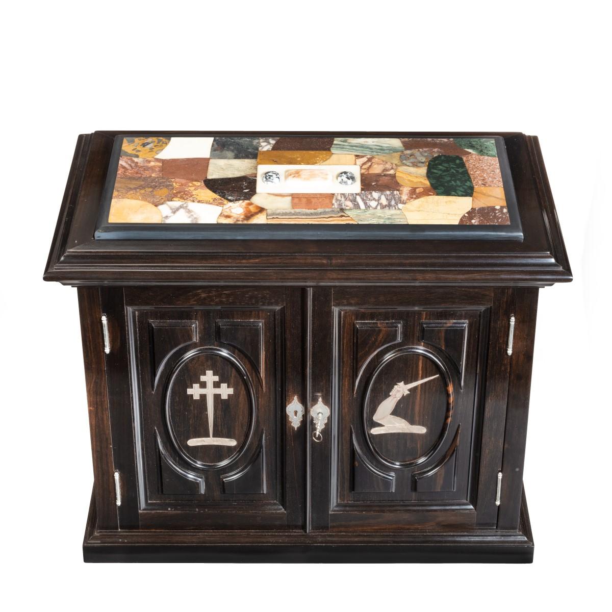 Magnífico gabinete victoriano antiguo de ébano para coleccionistas Mediados del siglo XIX en venta