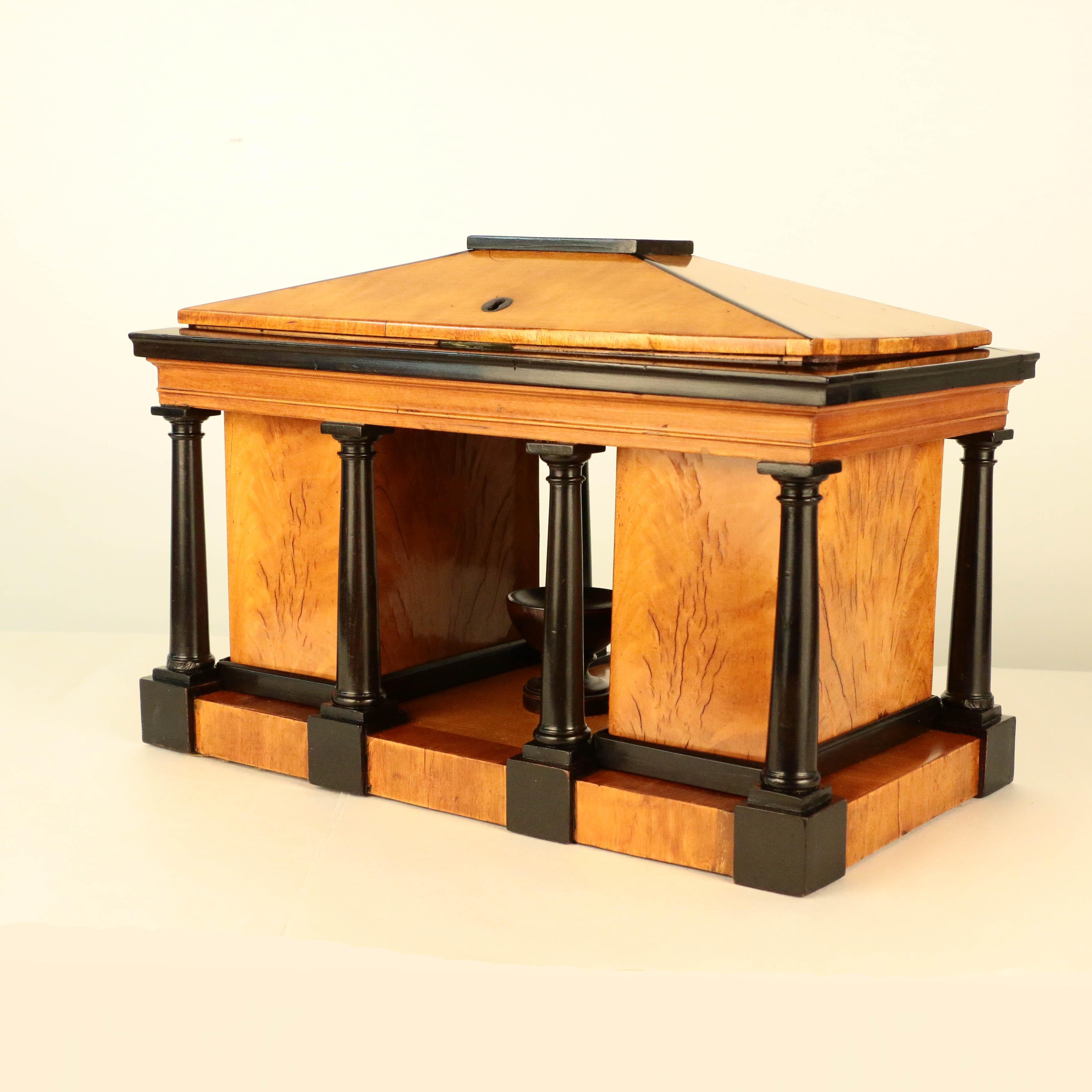 Superb English Regency Satinwood and Ebonized Tea Caddy In Good Condition In Montreal, QC