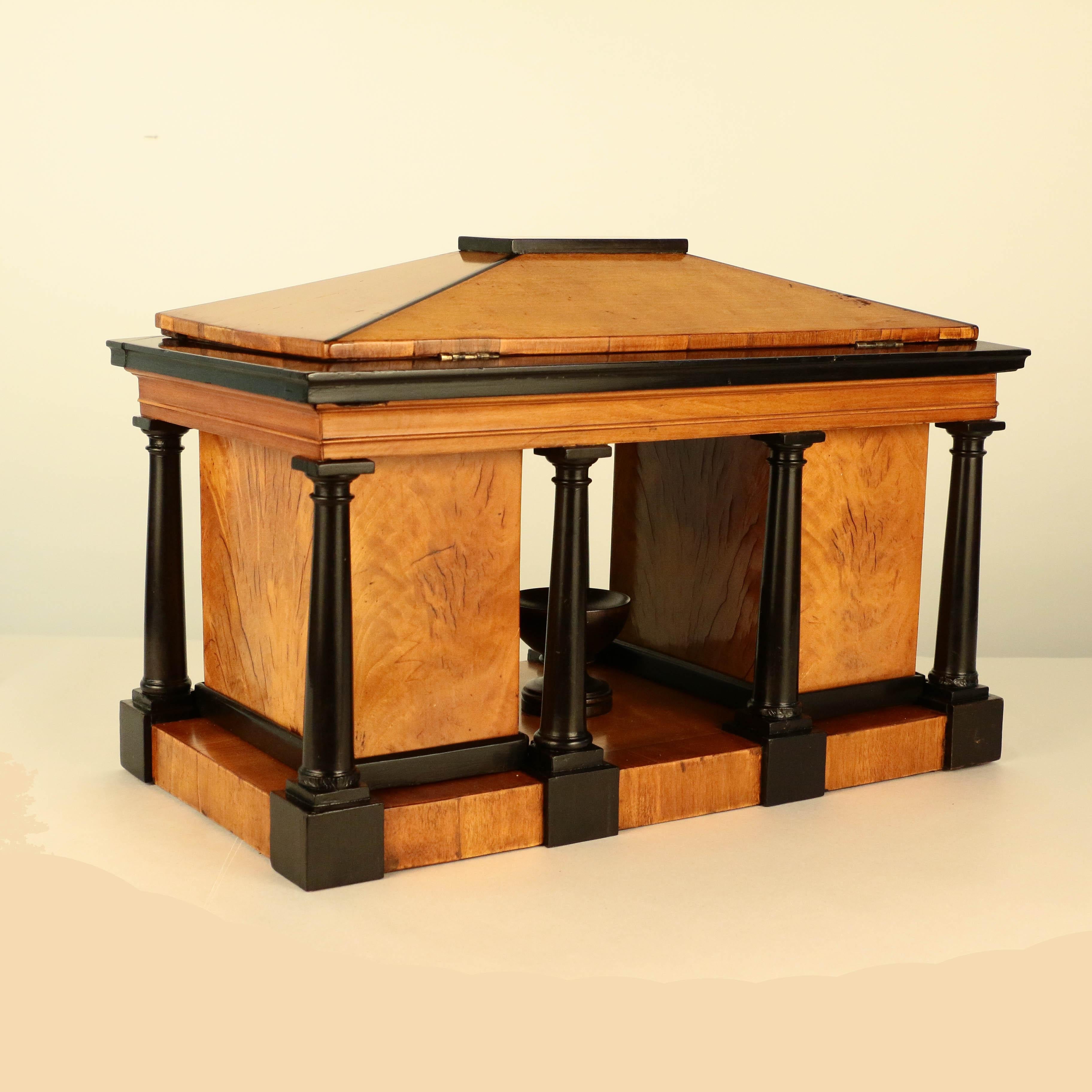 Superb English Regency Satinwood and Ebonized Tea Caddy im Zustand „Gut“ in Montreal, QC