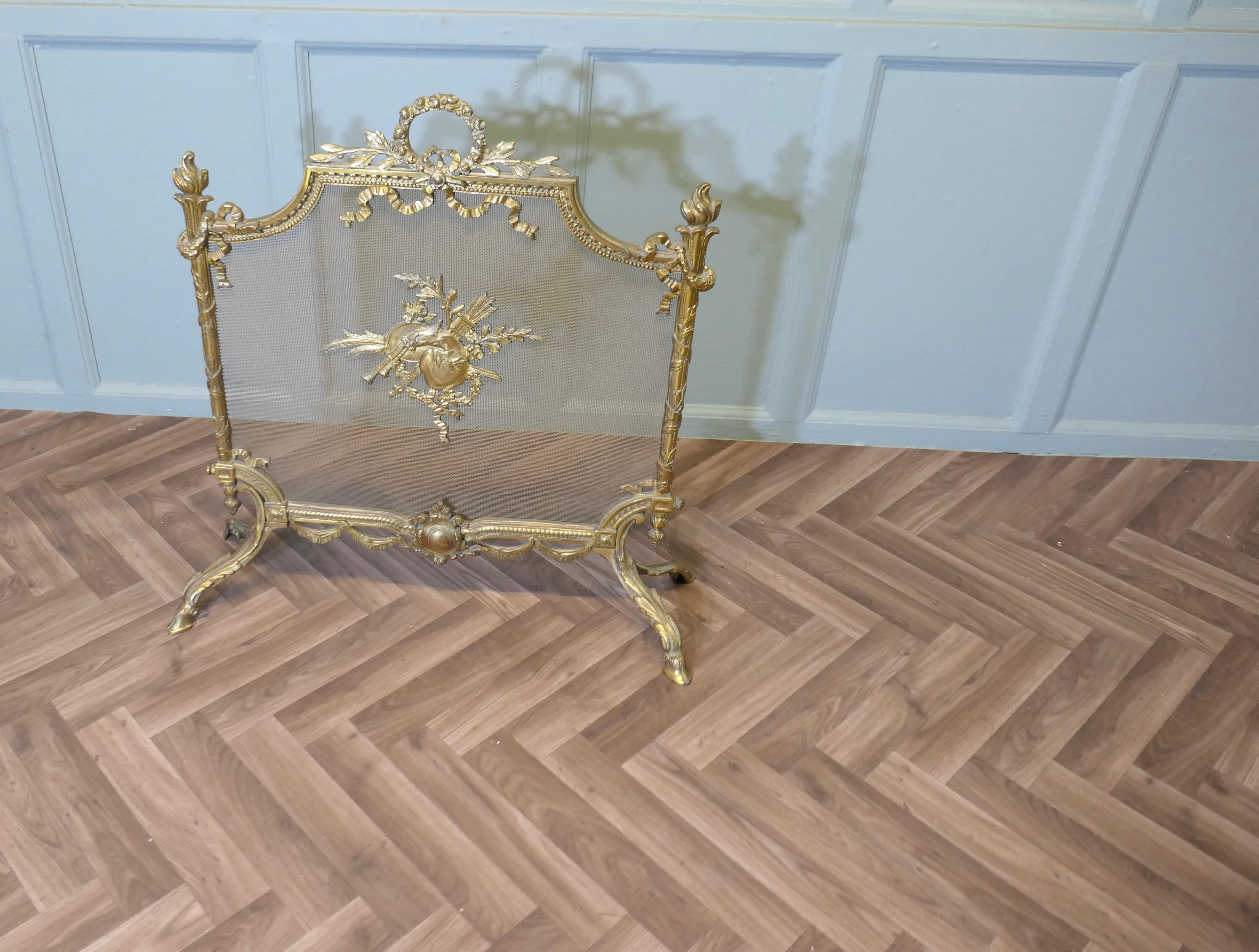 Un superbo parafuoco French Rococo in ottone, parascintille

Il parafuoco è un pezzo di qualità eccellente, di forma quadrata e curvo.  angoli e una maniglia per il trasporto sulla parte superiore. La cornice è in ormolu molto decorativa ed è dotata