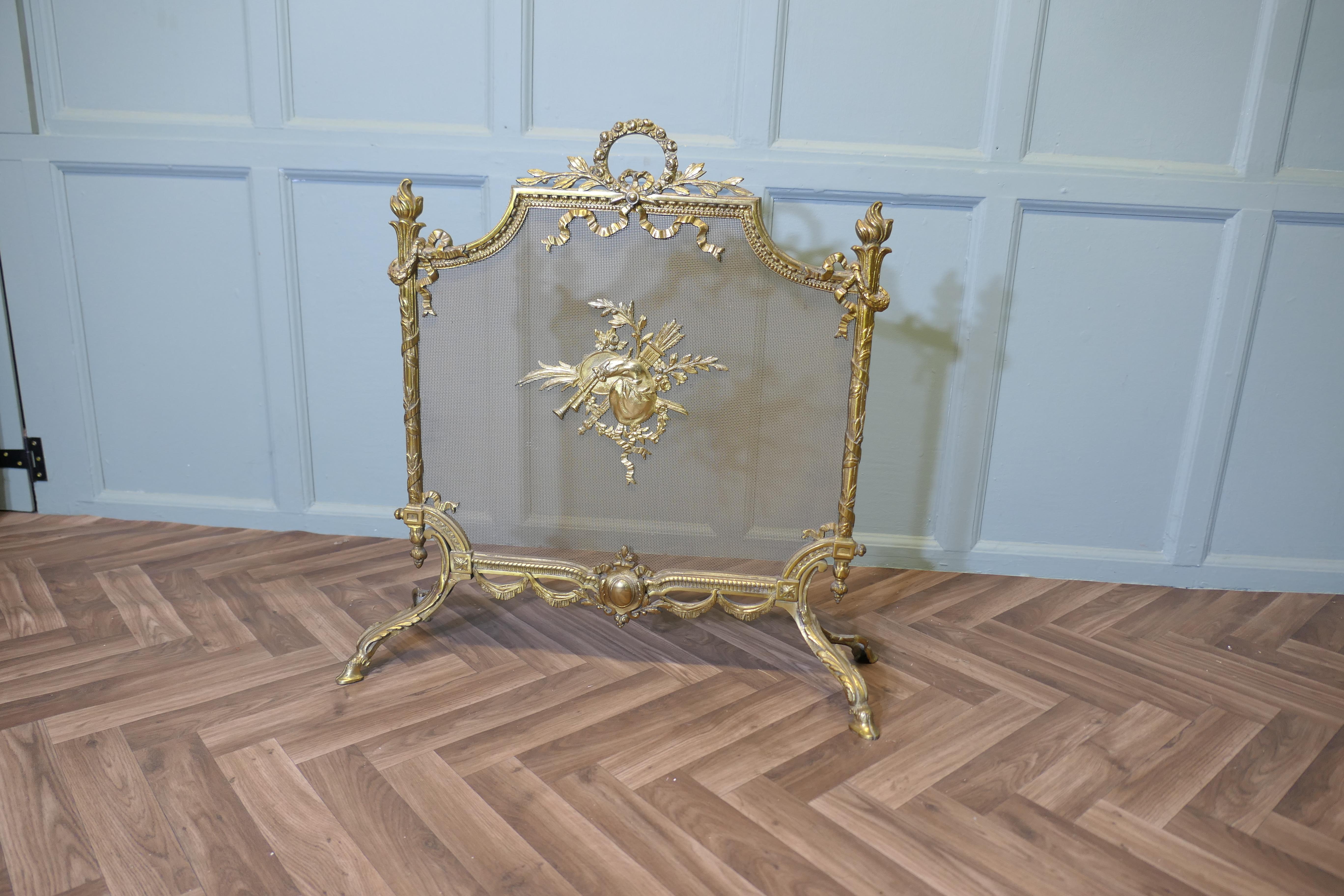Rococò Un superbo parafuoco French Rococo in ottone, parascintille in vendita