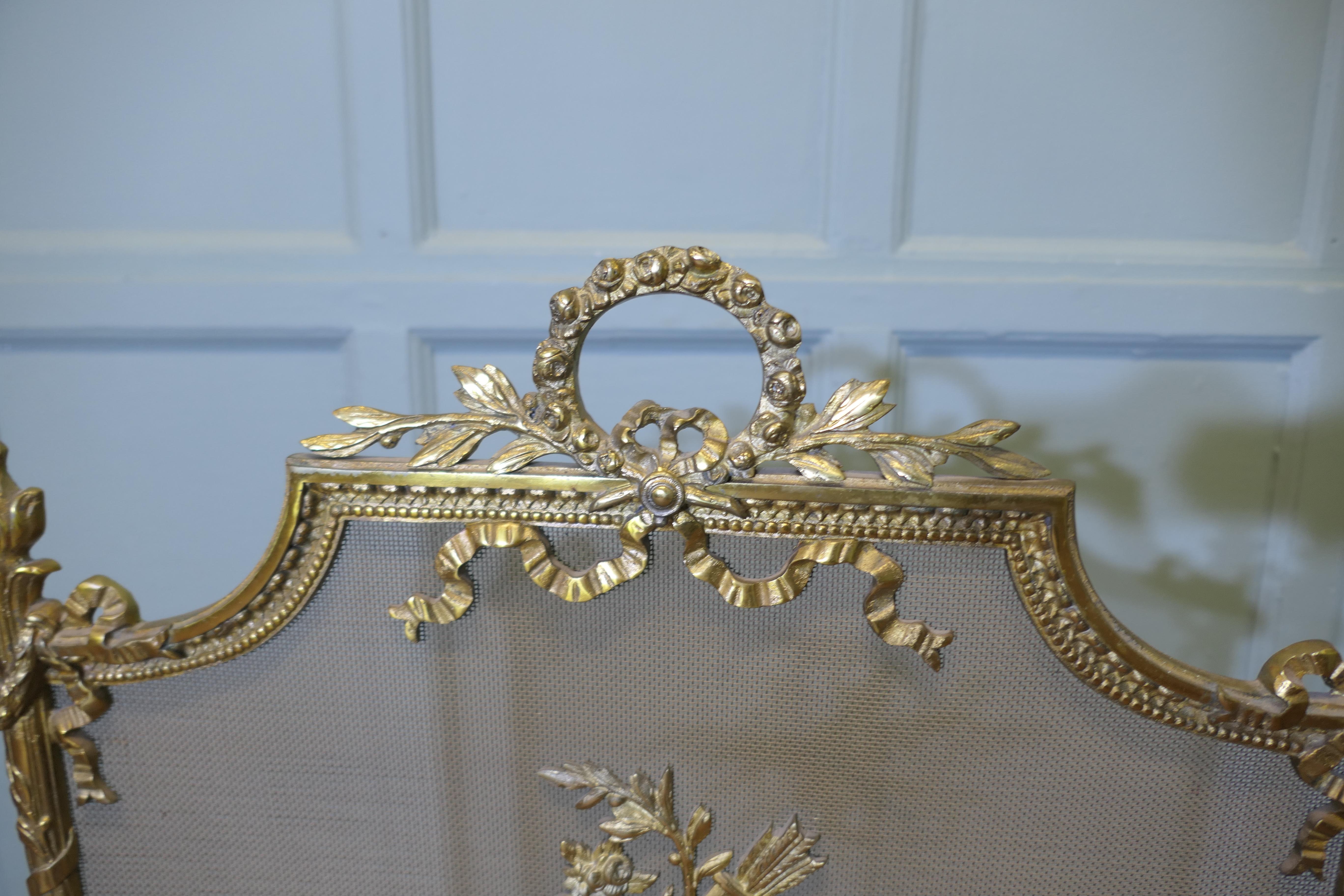 XIX secolo Un superbo parafuoco French Rococo in ottone, parascintille in vendita