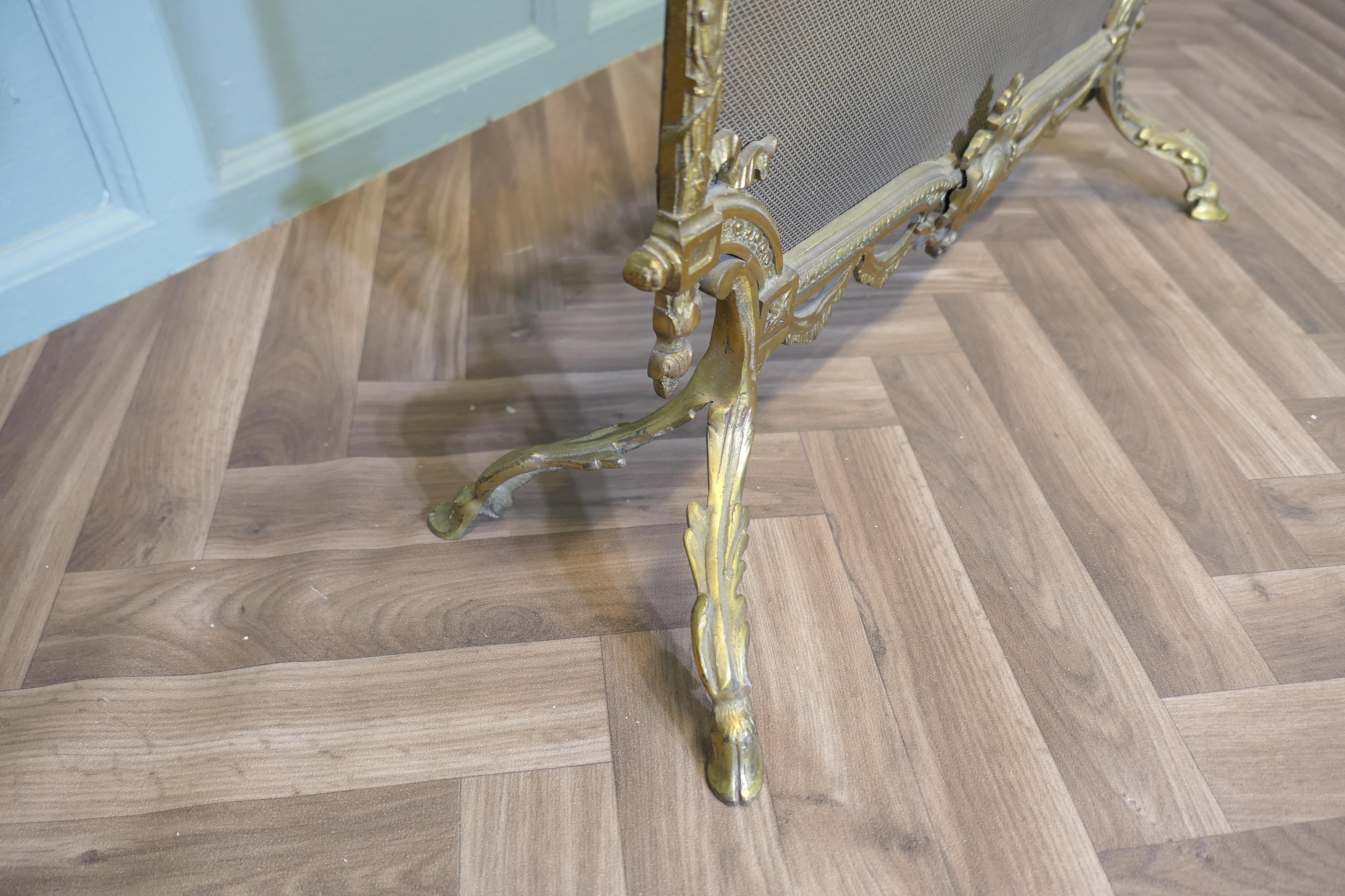 Ottone Un superbo parafuoco French Rococo in ottone, parascintille in vendita