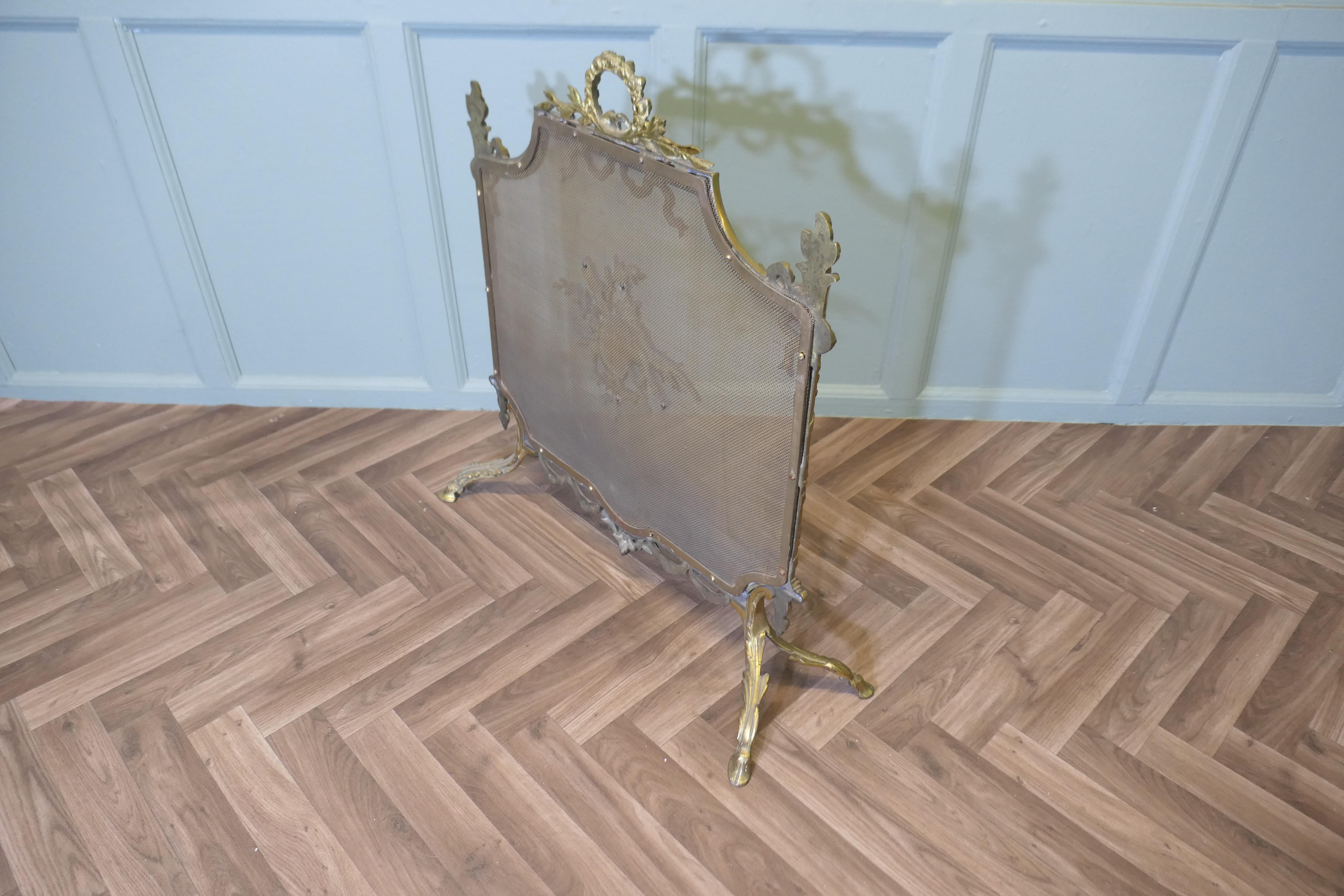 Un superbo parafuoco French Rococo in ottone, parascintille in vendita 3
