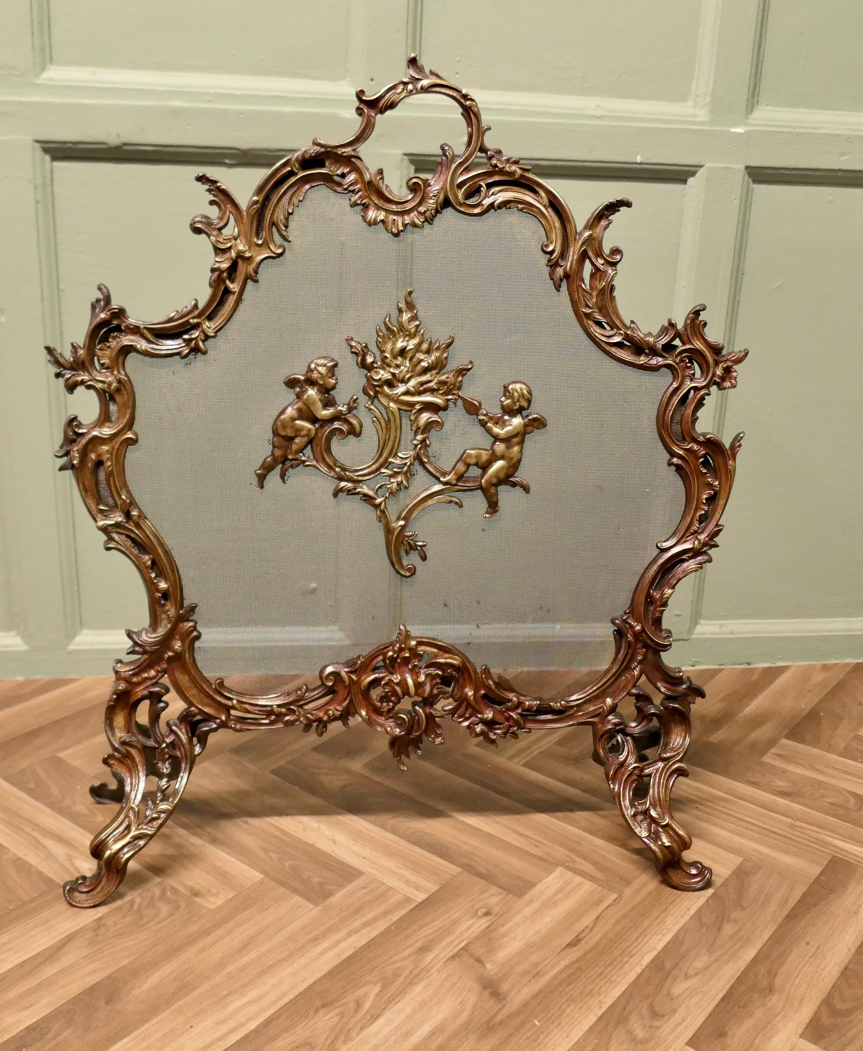 Un superbo parascintille rococò in ottone francese, parafuoco

Il parafuoco è un pezzo di qualità eccellente, con un'elaborata forma smerlata e una maniglia per il trasporto nella parte superiore. La cornice è molto decorativa in ormolu con