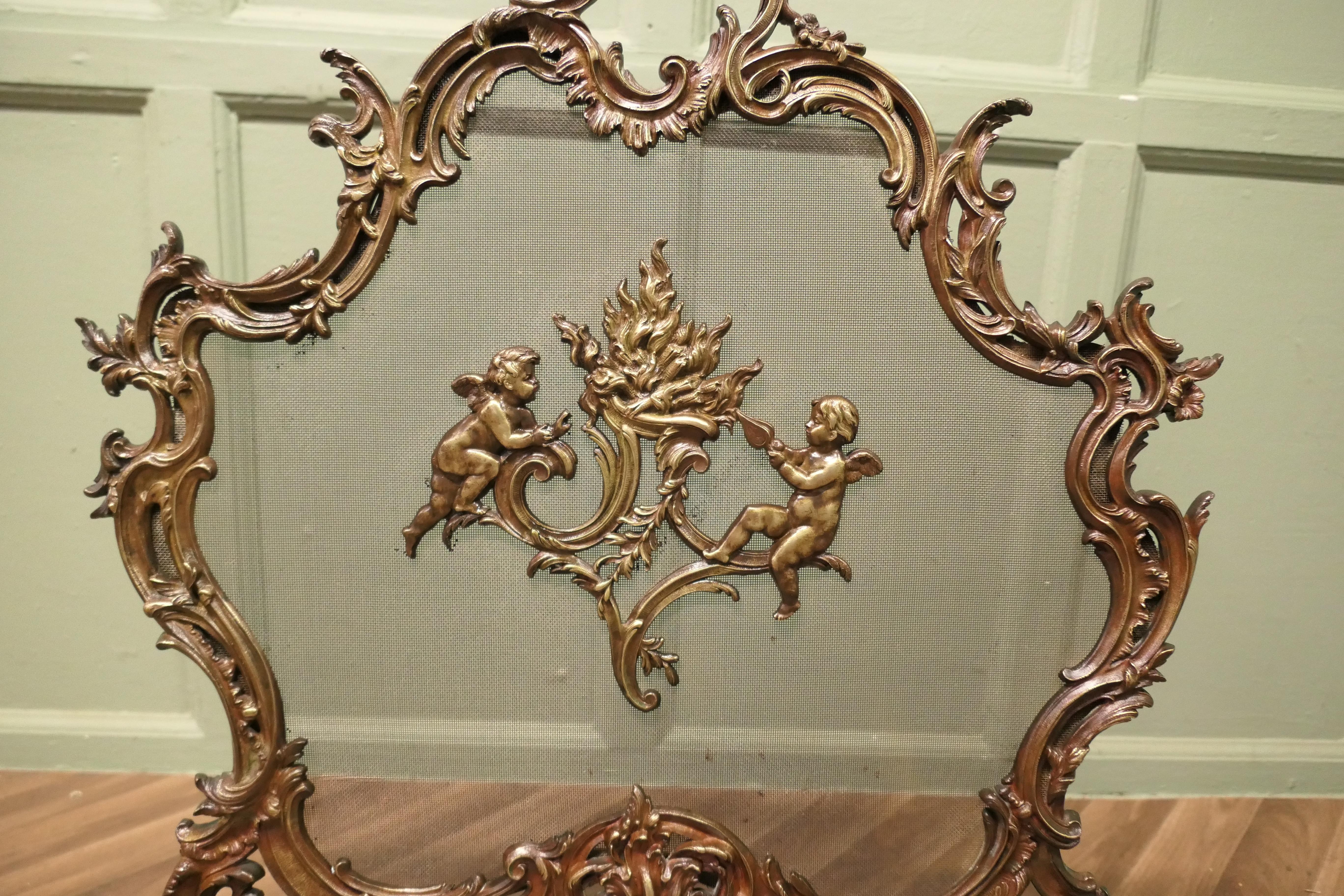 Rococò Un superbo parascintille rococò in ottone francese, parafuoco in vendita