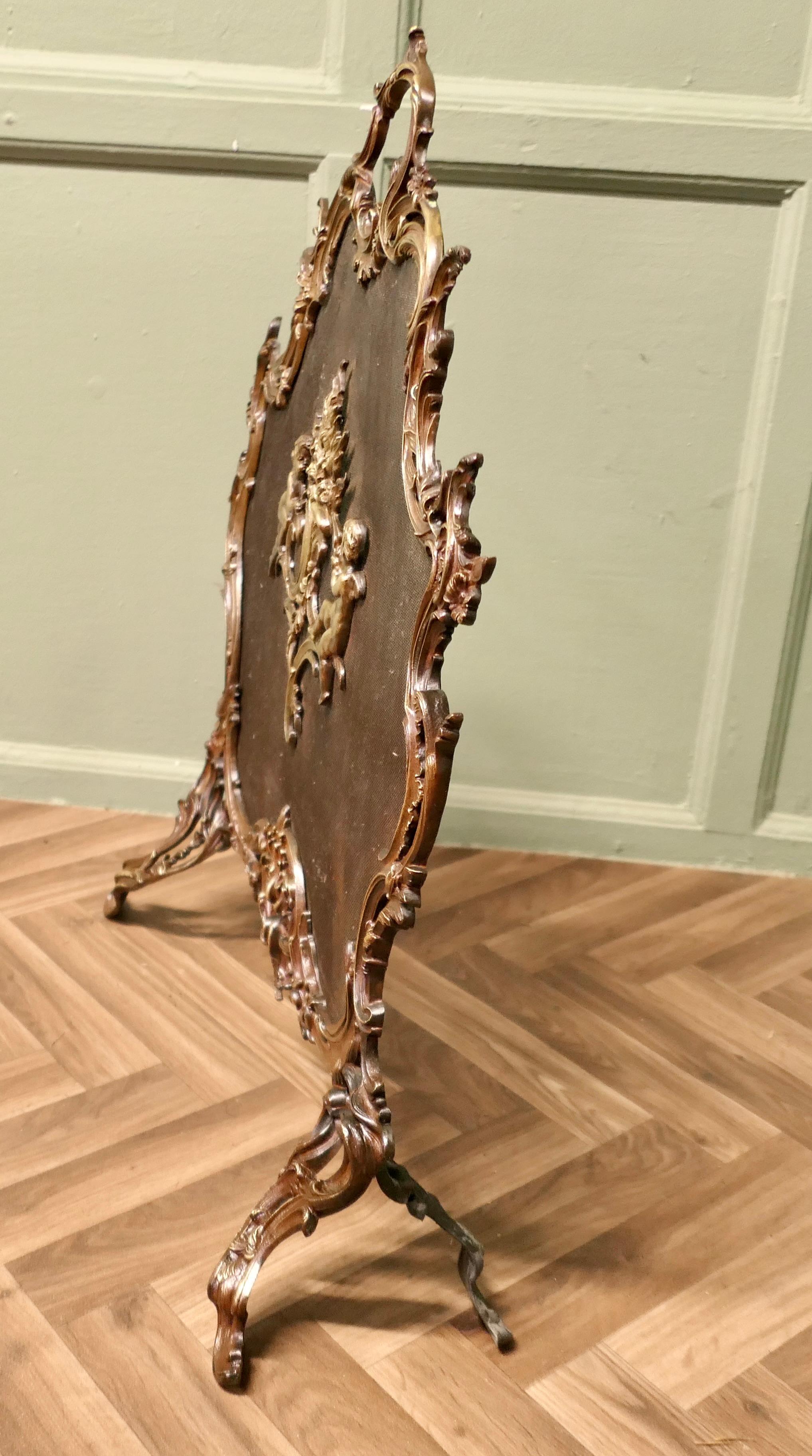 Un superbo parascintille rococò in ottone francese, parafuoco In condizioni buone in vendita a Godshill, Isle of Wight