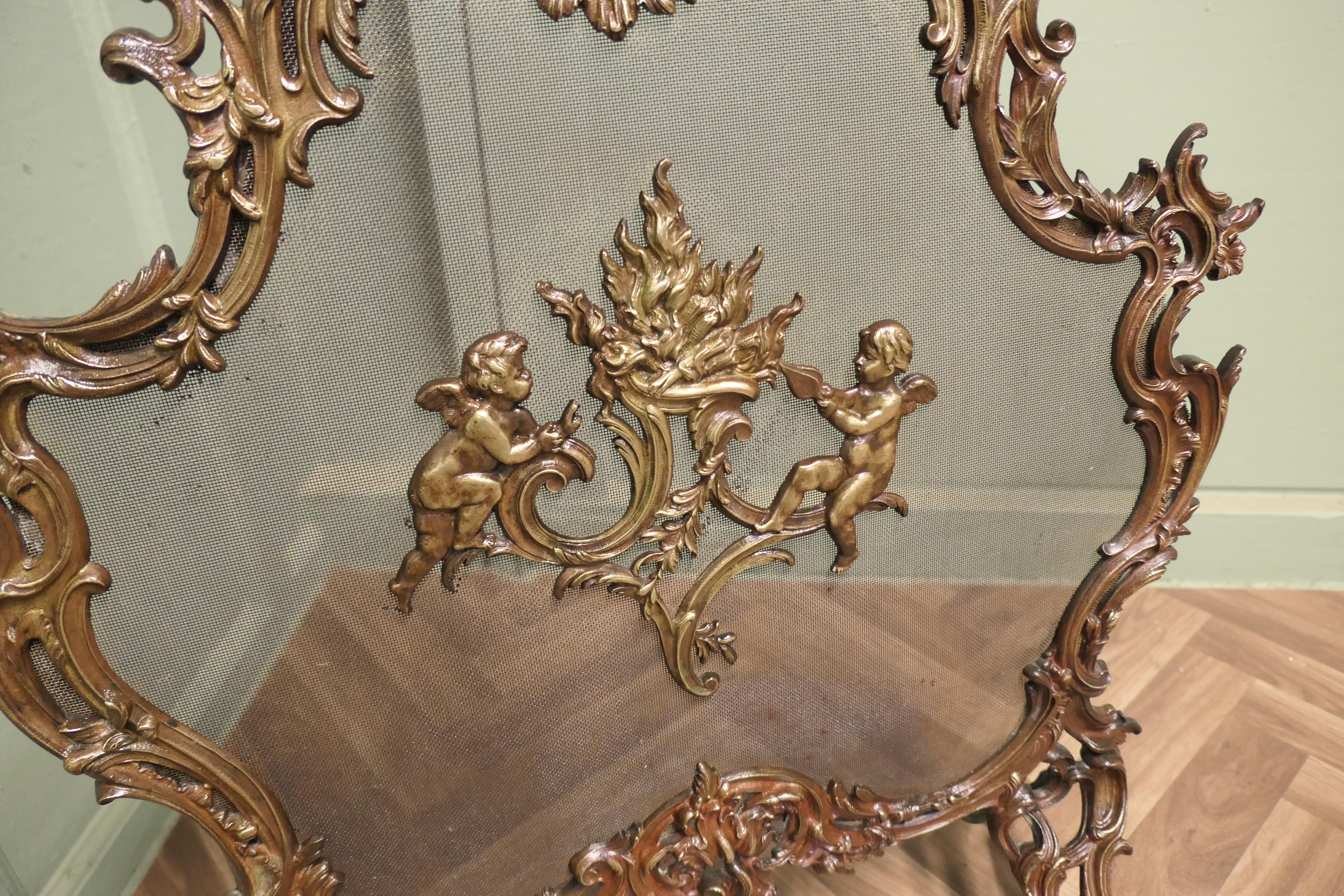 Similoro Un superbo parascintille rococò in ottone francese, parafuoco in vendita