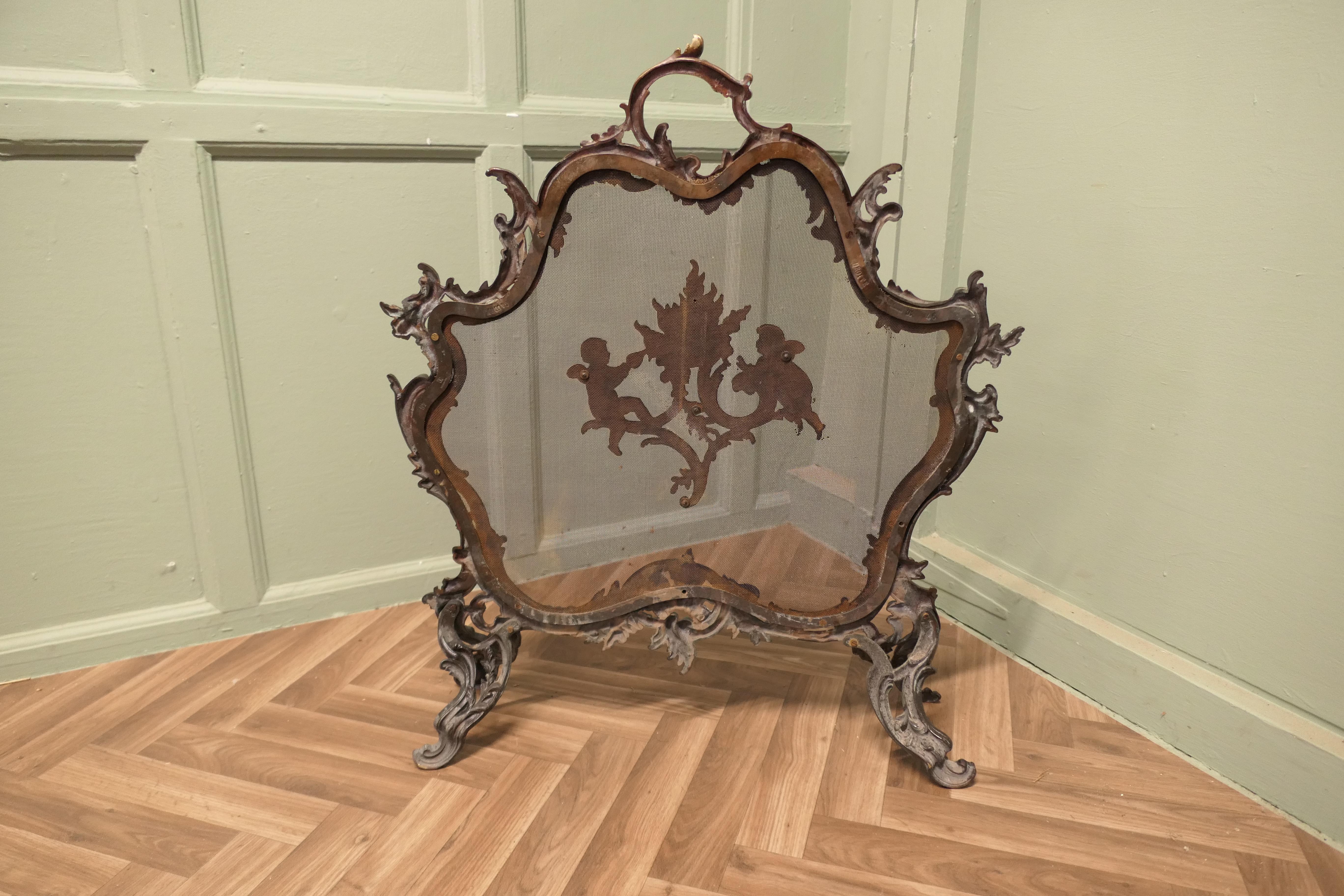 Un superbo parascintille rococò in ottone francese, parafuoco in vendita 1