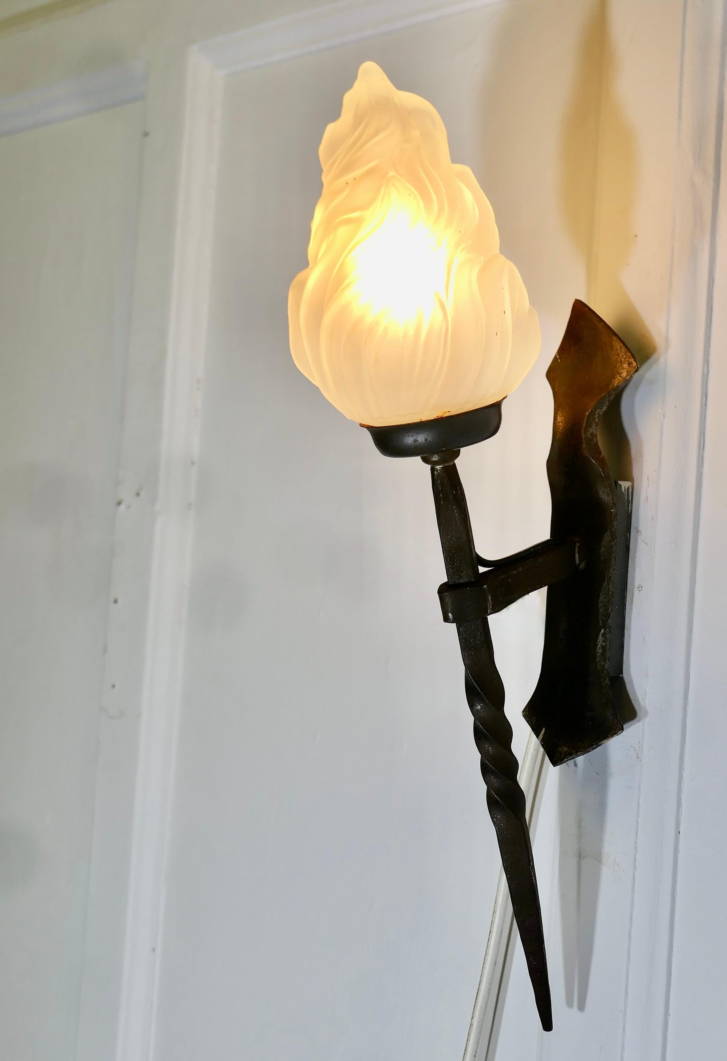 Metà XX secolo Una splendida lampada da parete d'ingresso gotica francese in ferro in vendita