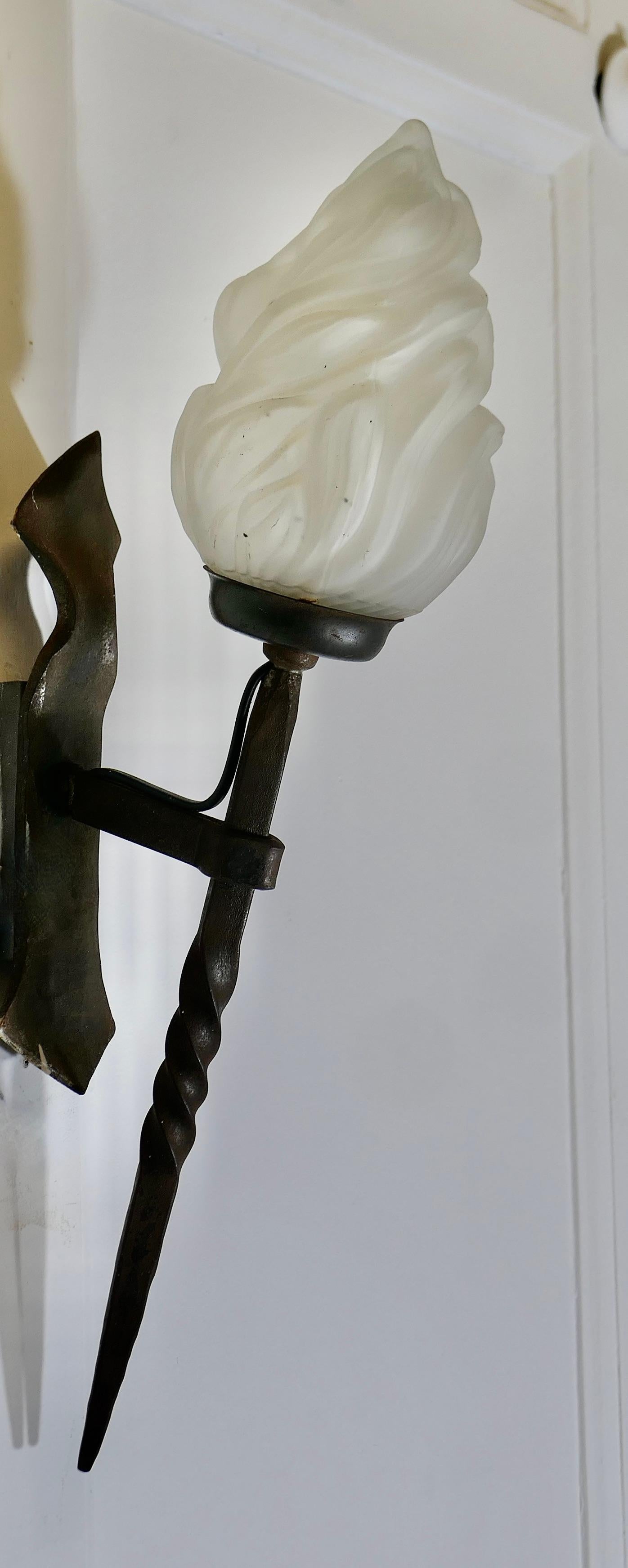 Ferro Una splendida lampada da parete d'ingresso gotica francese in ferro in vendita