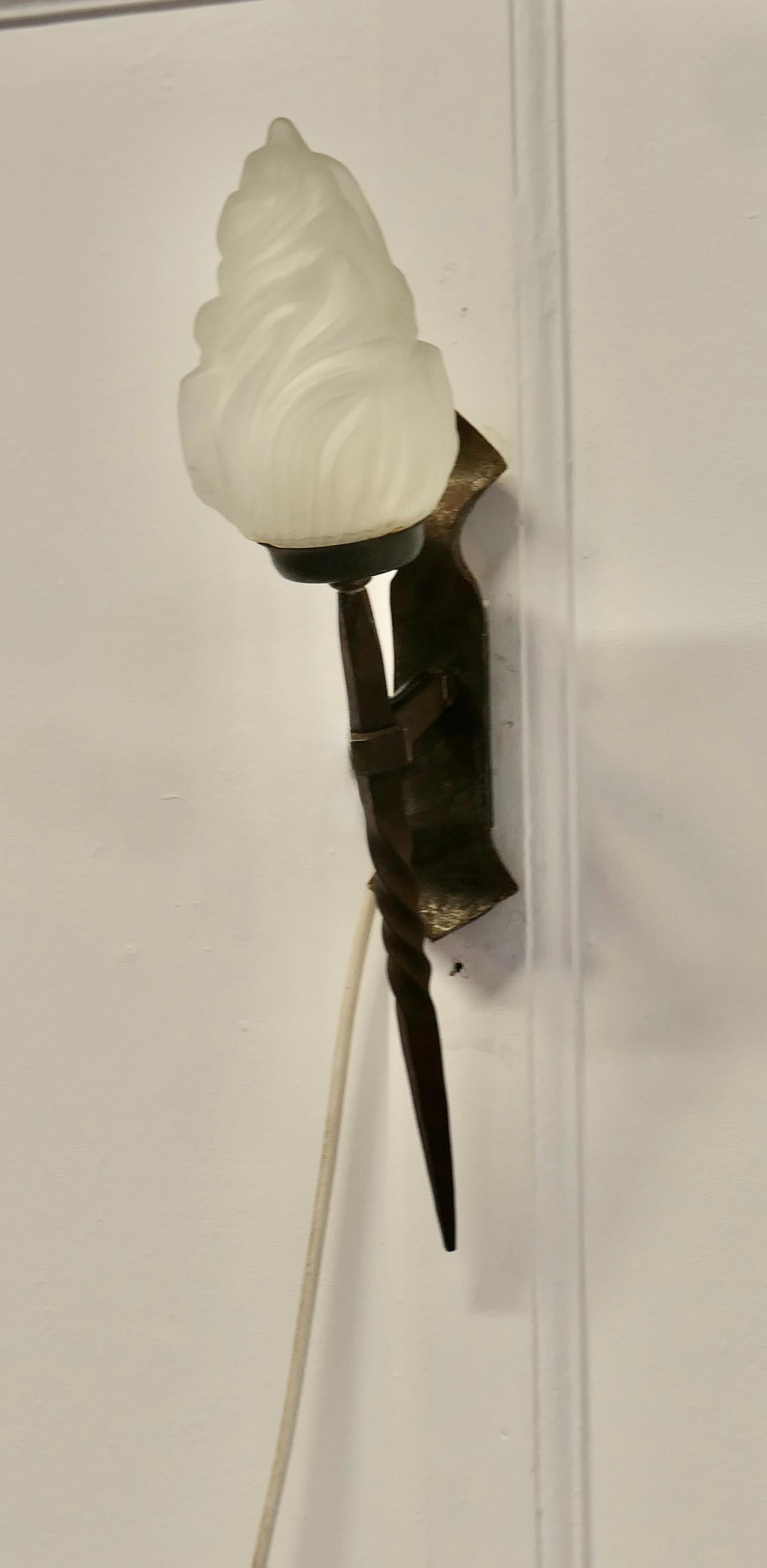 Una splendida lampada da parete d'ingresso gotica francese in ferro in vendita 1