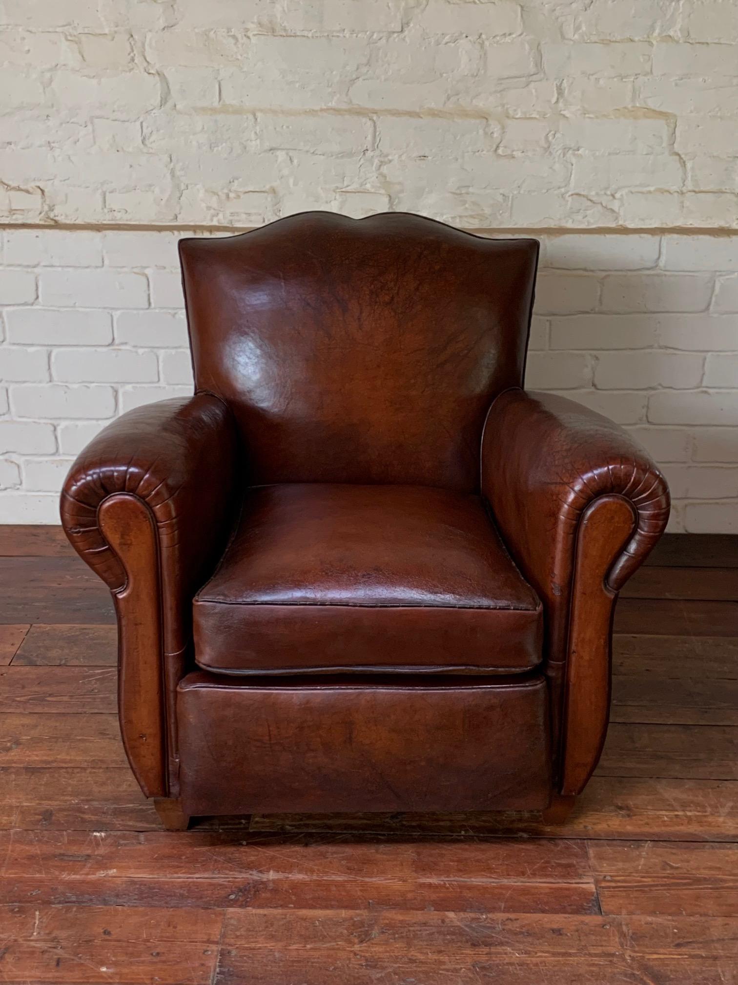Quelle belle chaise ! Le cuir riche de couleur brun havane, avec sa patine douce et cireuse, est en très bel état. La chaise elle-même est un très beau modèle et présente de très beaux détails de conception qui en font une pièce tout à fait