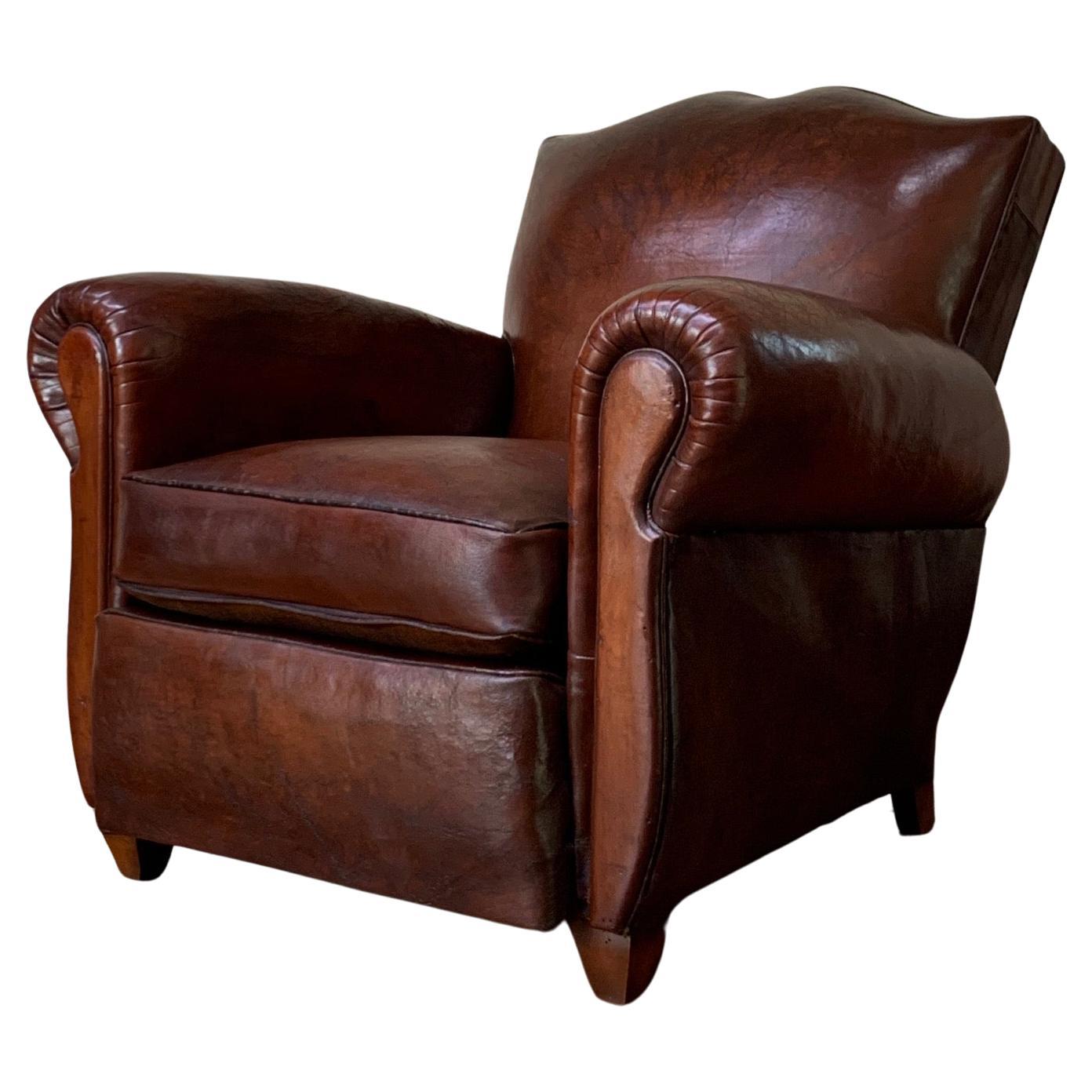 Superbe fauteuil club français en cuir, moustache de La Havane, des années 1950 en vente