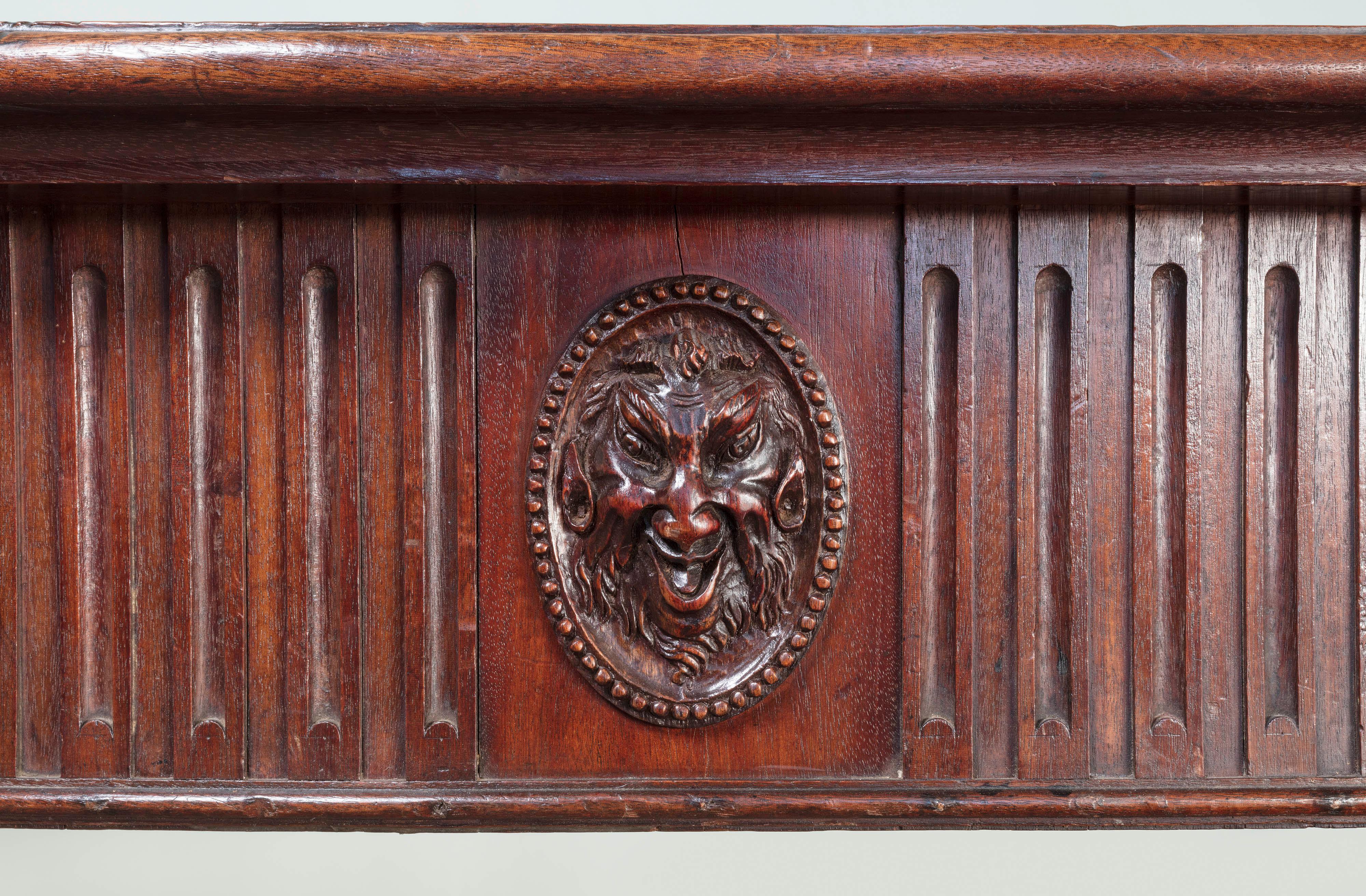 Superbe table d'appoint à façade serpentine de la période Chippendale George III

Le plateau en acajou bien figuré est surmonté d'une frise cannelée, avec des masques de satyre ovales sculptés, reposant sur des pieds carrés chanfreinés et des pieds