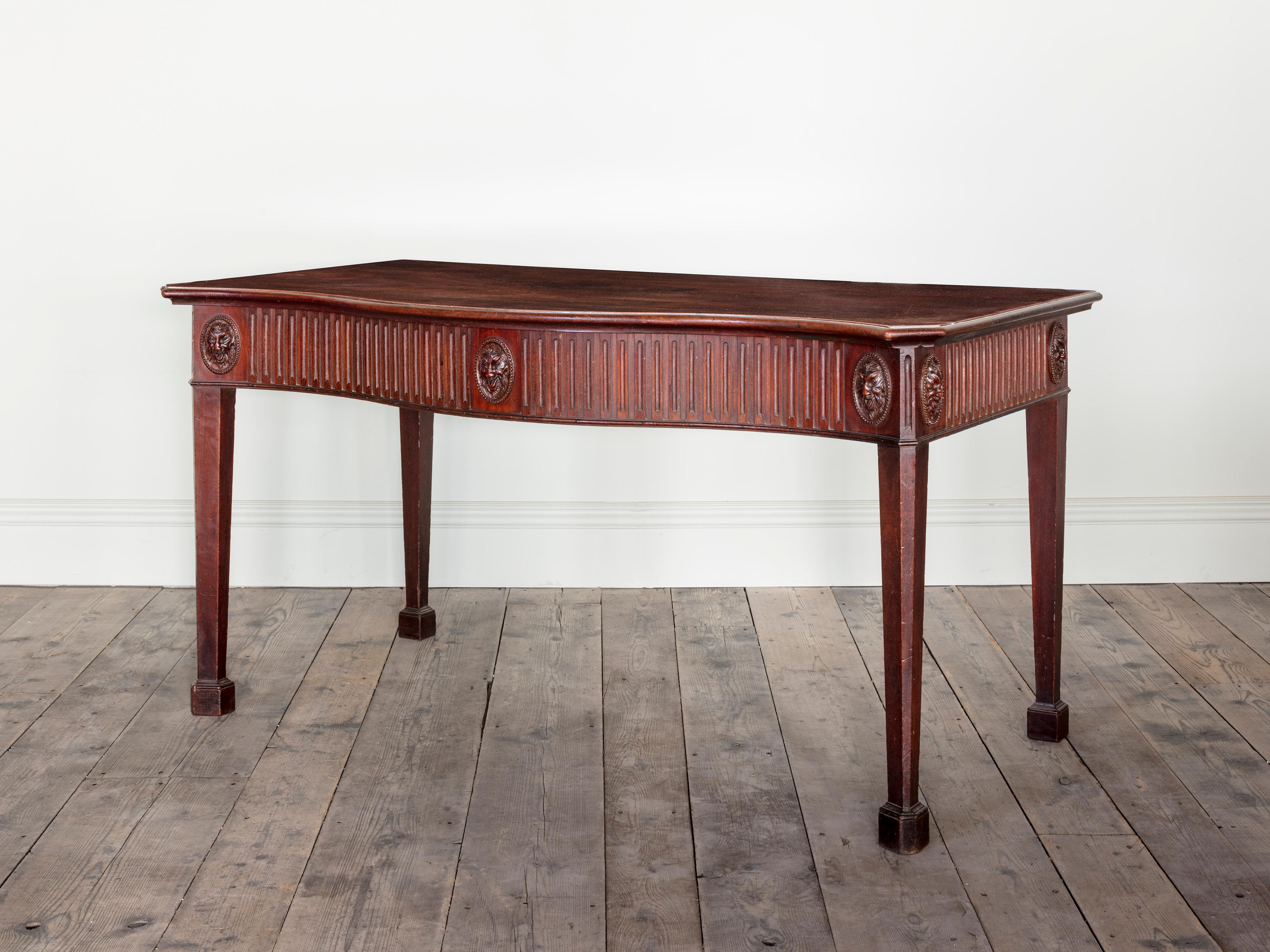 Anglais Superbe table d'appoint à façade serpentine de la période Chippendale George III en vente