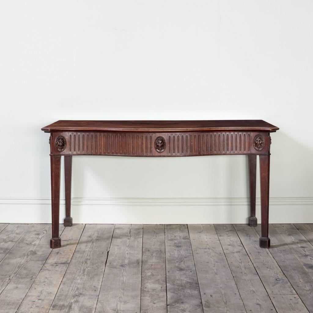 Sculpté Superbe table d'appoint à façade serpentine de la période Chippendale George III en vente