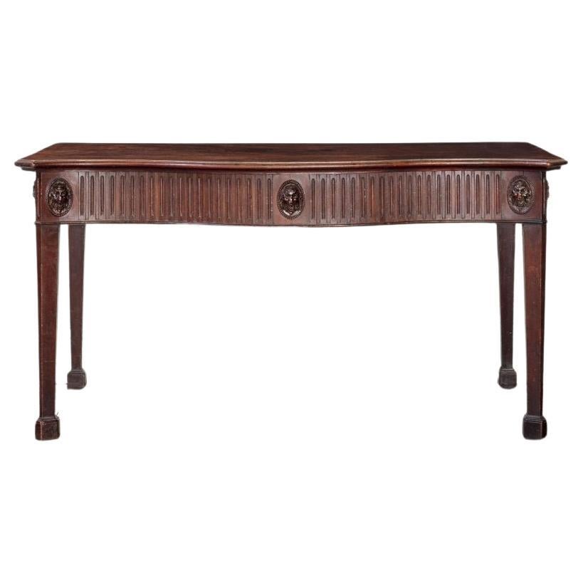 Superbe table d'appoint à façade serpentine de la période Chippendale George III