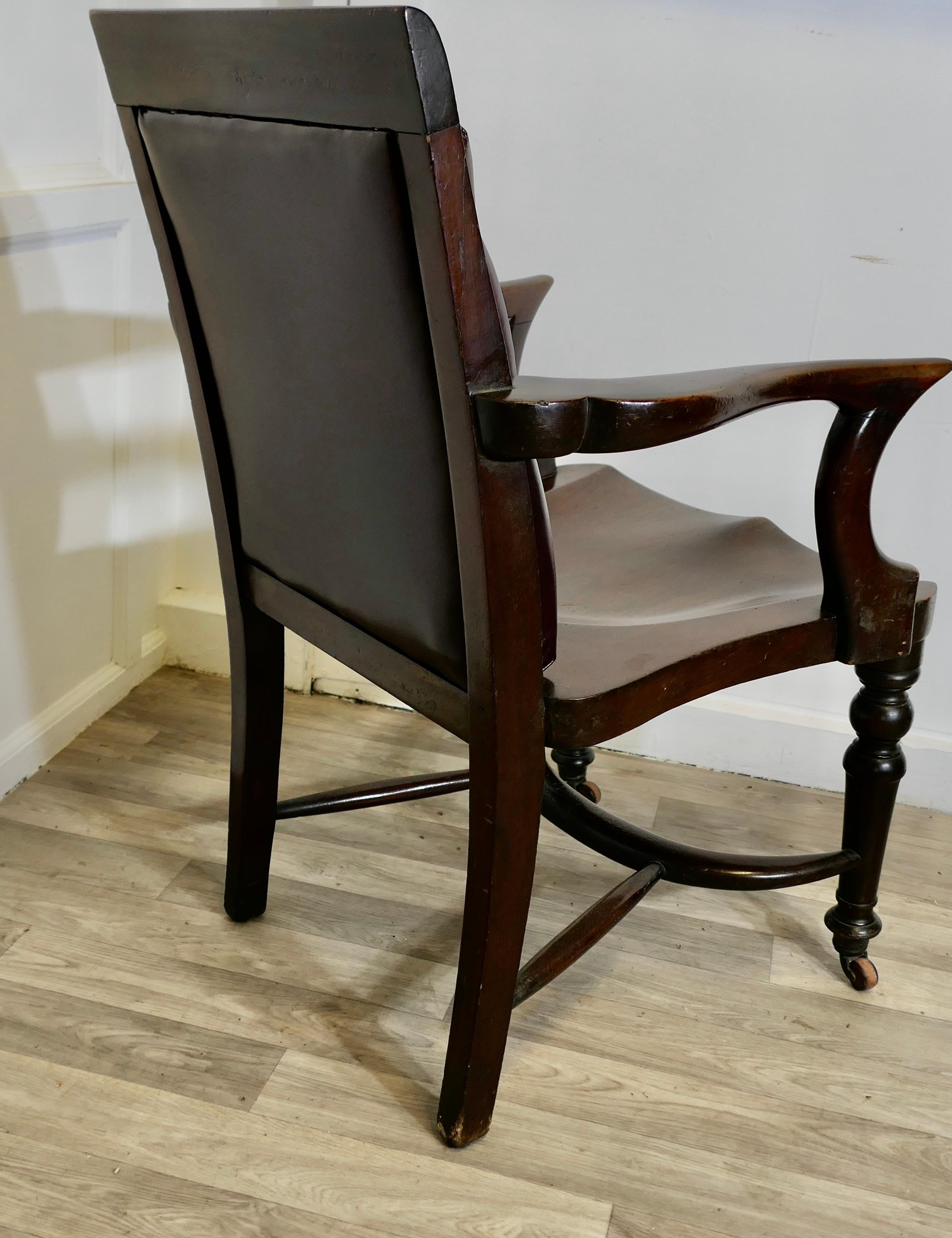 Ein hervorragender georgianischer gepolsterter Leder-Schreibtischstuhl (Georgian) im Angebot
