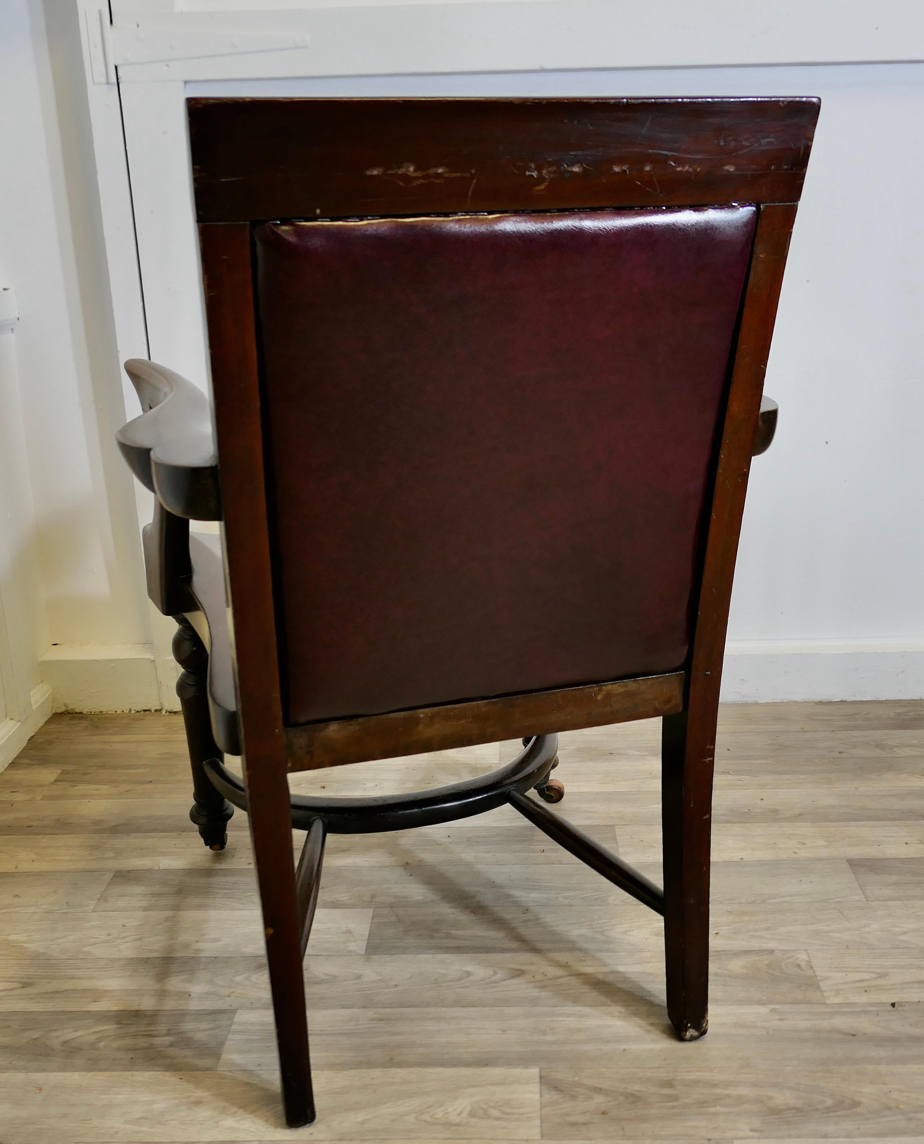 Ein hervorragender georgianischer gepolsterter Leder-Schreibtischstuhl im Zustand „Gut“ im Angebot in Godshill, Isle of Wight