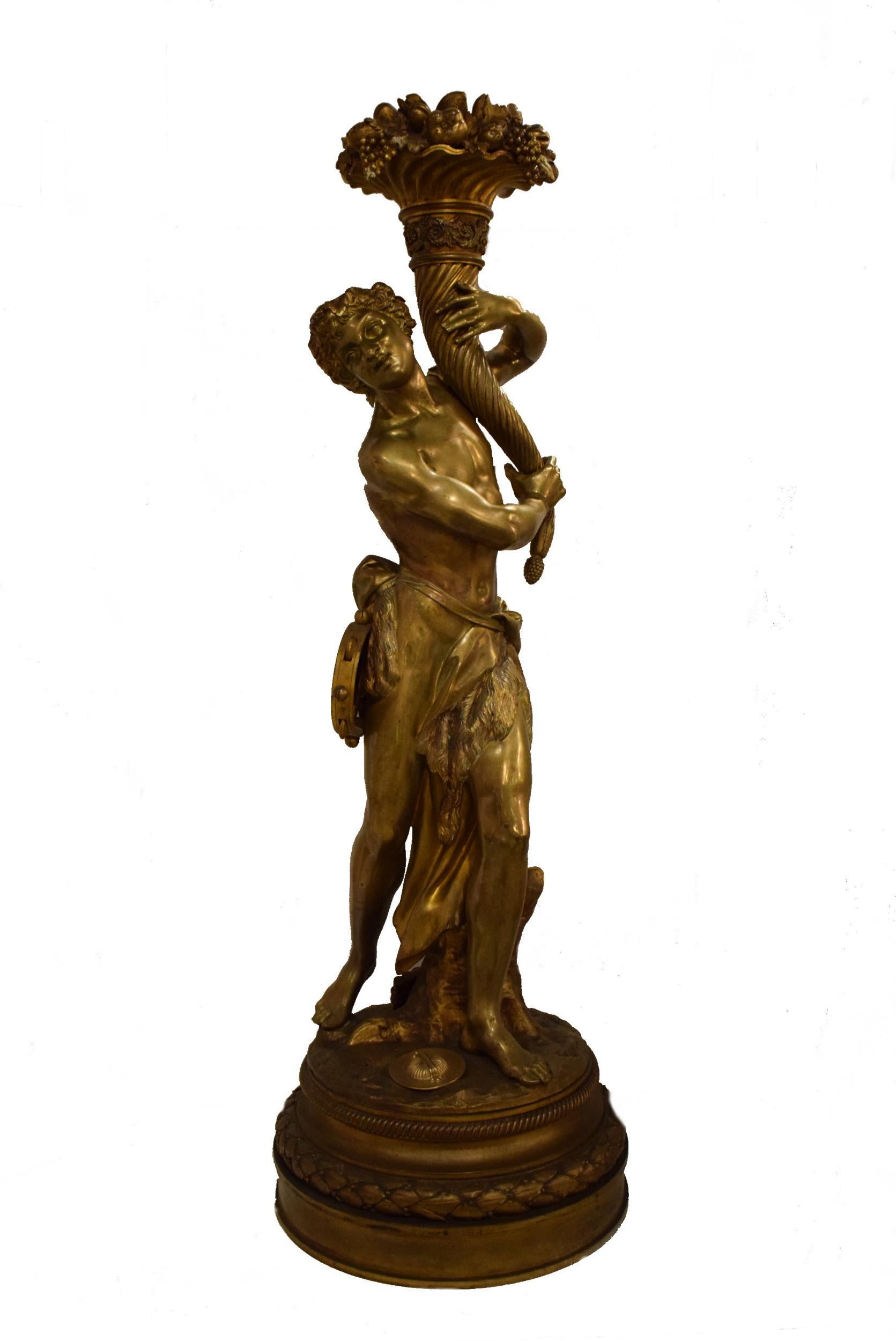 Un superbe pied de lampe figuratif en bronze doré, signé Clodion, 1775. France.
Dimensions : Hauteur 39