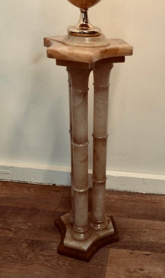 Un superbo set di lampade a colonna in marmo italiano  Un superbo set in pallet color miele