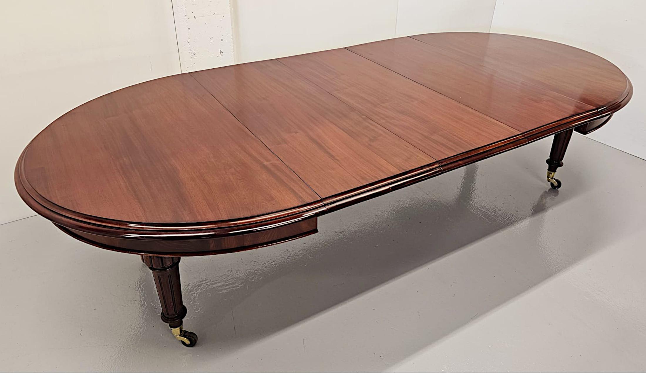 A Superb Large 19th Century D-End Extendable Dining Table In Good Condition For Sale In Dublin, IE