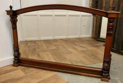 Un magnífico espejo sobremantel de nogal tallado de gran tamaño    Esta es una pieza llamativa