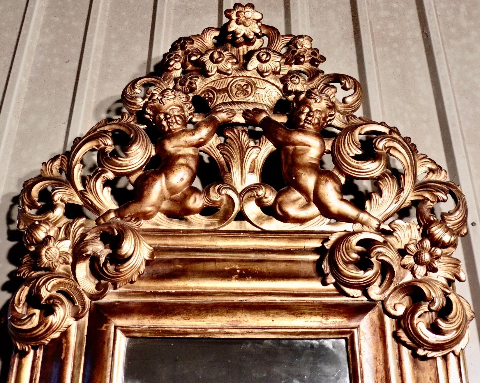 Großer vergoldeter Spiegel mit Schnitzereien aus dem frühen 19.     (Neobarock) im Angebot