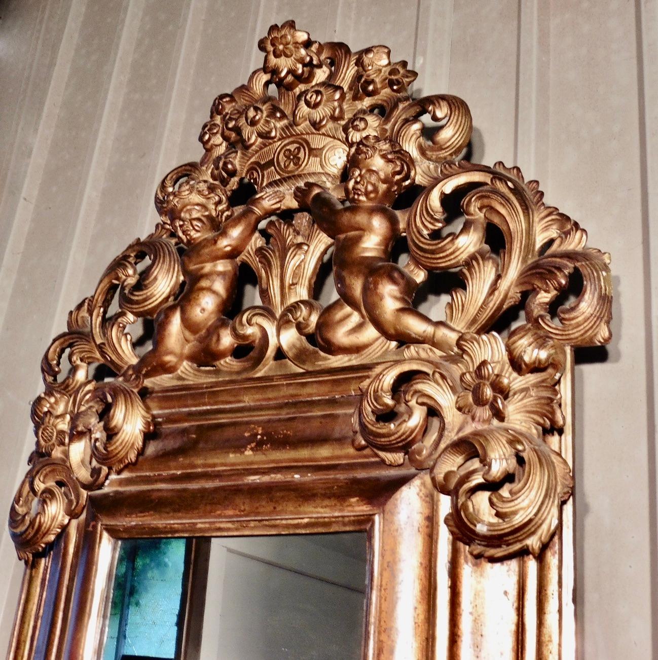 Großer vergoldeter Spiegel mit Schnitzereien aus dem frühen 19.     (19. Jahrhundert) im Angebot
