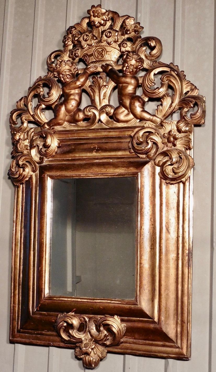 Großer vergoldeter Spiegel mit Schnitzereien aus dem frühen 19.     (Vergoldetes Holz) im Angebot