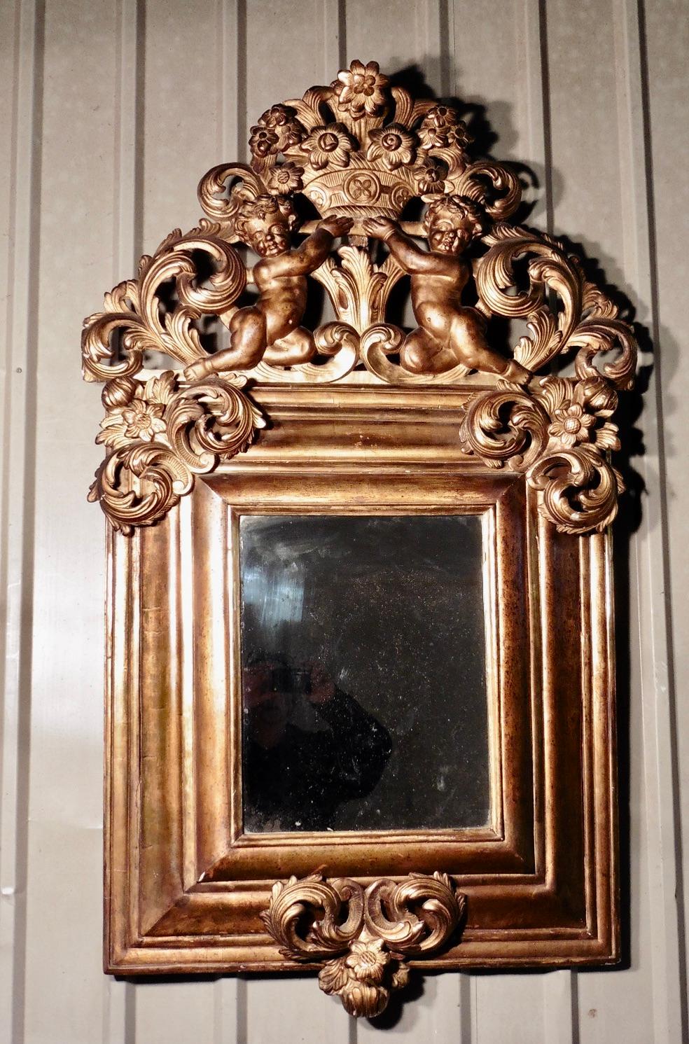 Großer vergoldeter Spiegel mit Schnitzereien aus dem frühen 19.     im Angebot 1