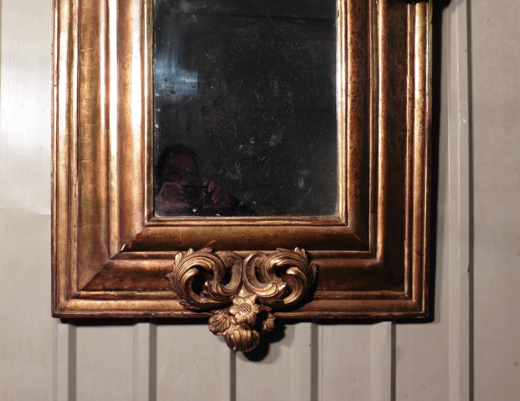 Großer vergoldeter Spiegel mit Schnitzereien aus dem frühen 19.     im Angebot 2