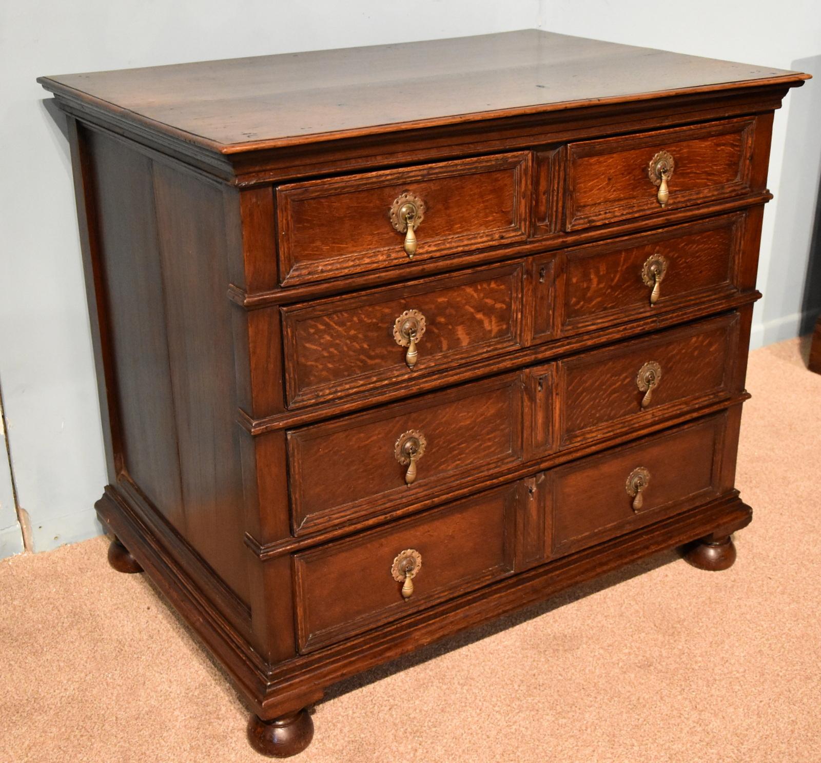 A superb late 17th century oak chest of drawers of good color with later handles and feet

Measures: height 33.5