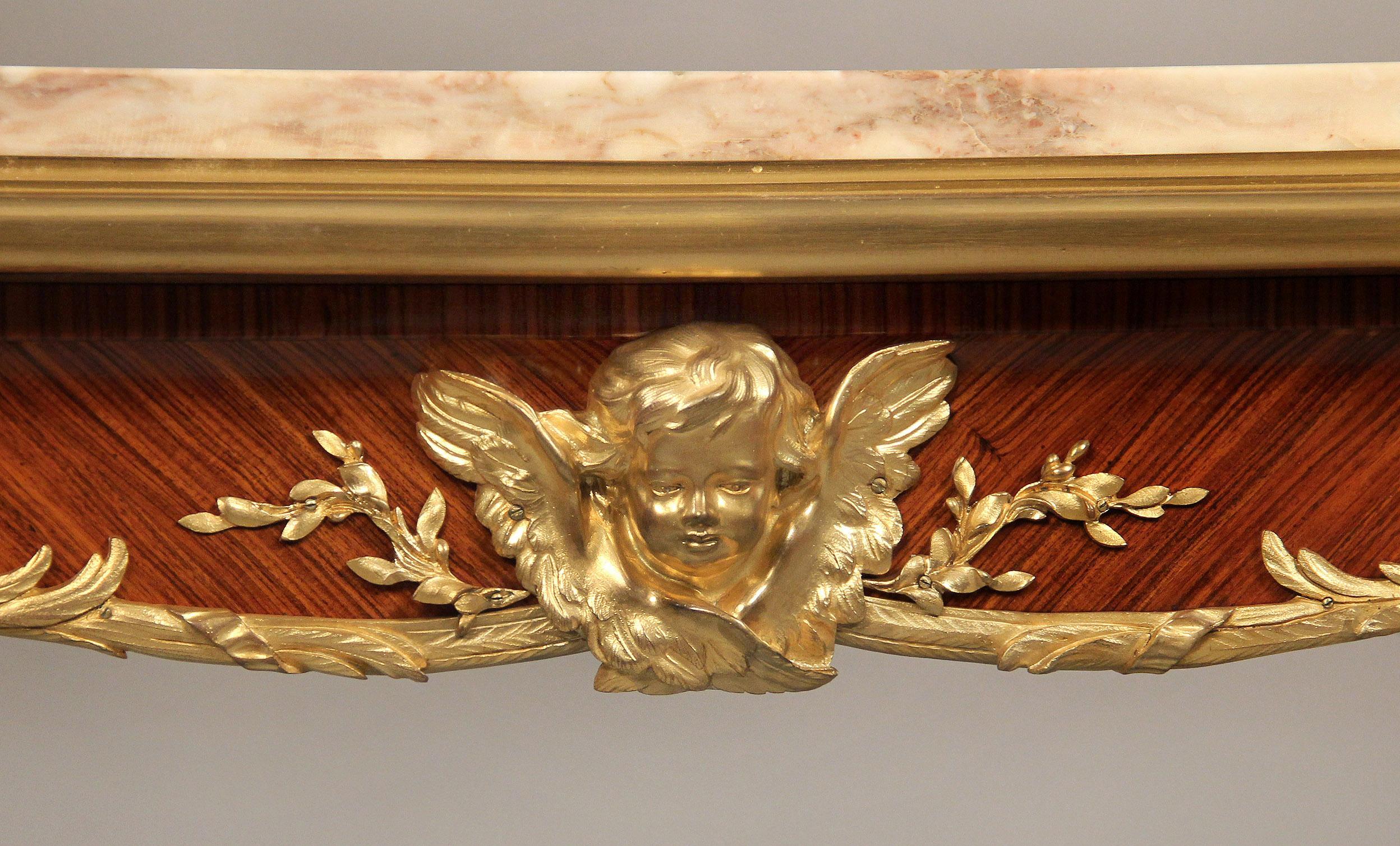 Magnífica mesa de centro de estilo Regencia, montada en bronce dorado, de finales del siglo XIX, obra de François Linke

La encimera, de mármol perfilado, está sobre un único cajón centrado con una cabeza de querubín alado; el respaldo tiene