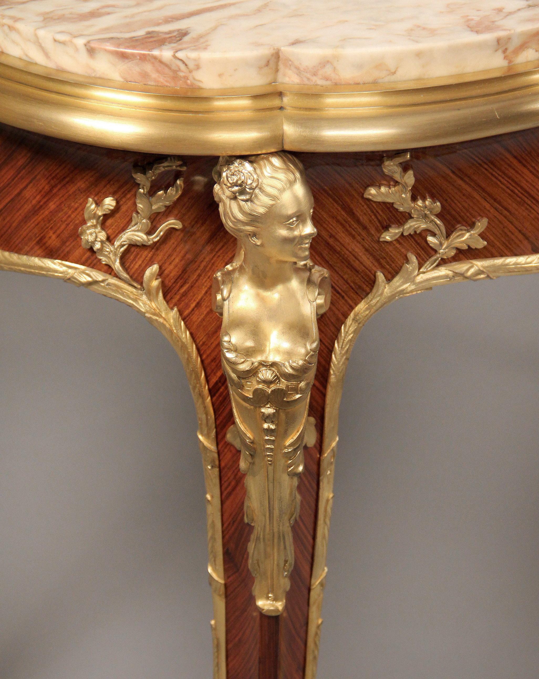 Magnífica mesa de centro montada en bronce dorado de finales del siglo XIX, de François Linke Francés en venta