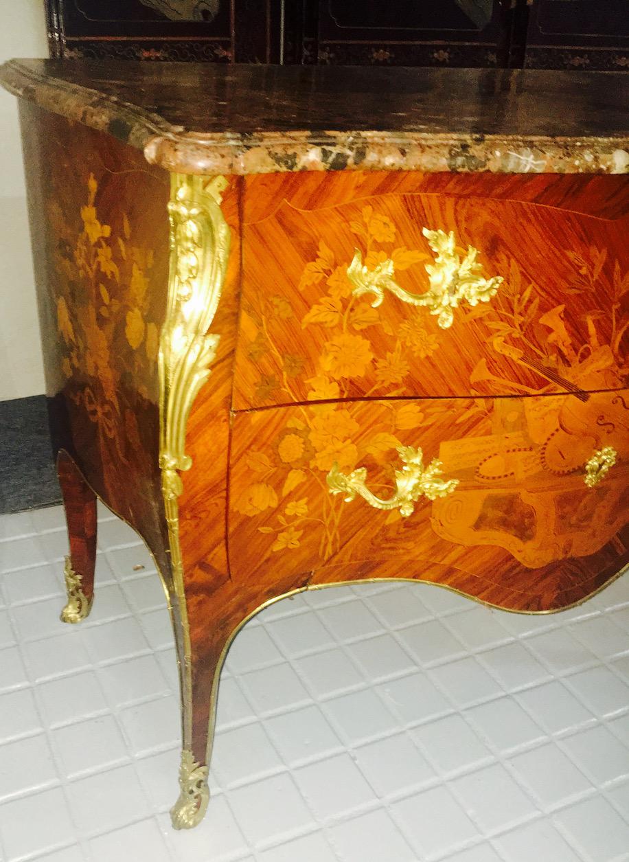 Superb Marquetry Luis XV Commode, 18th Century For Sale 4