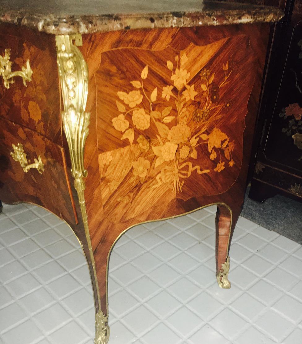 Superb Marquetry Luis XV Commode, 18th Century For Sale 5