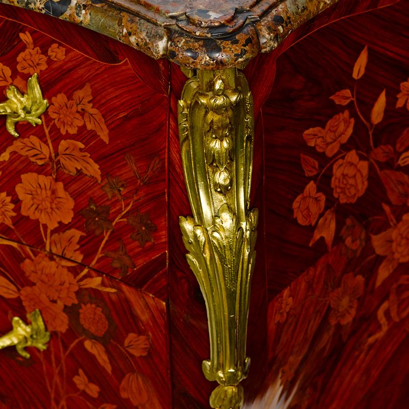 French Superb Marquetry Luis XV Commode, 18th Century For Sale